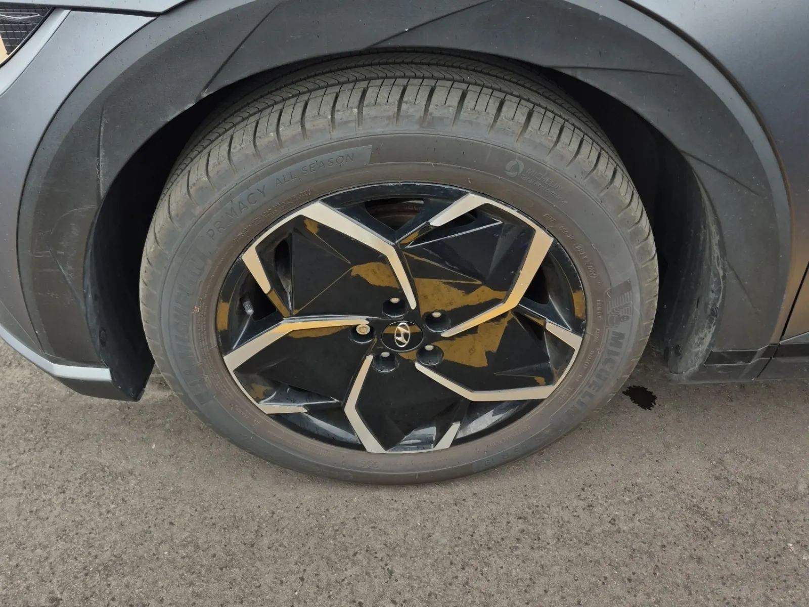 Front driver wheel/tire photo