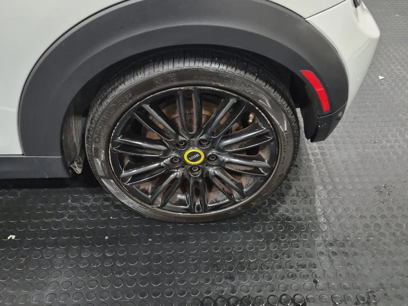 Left Rear Wheel/Tire Photo