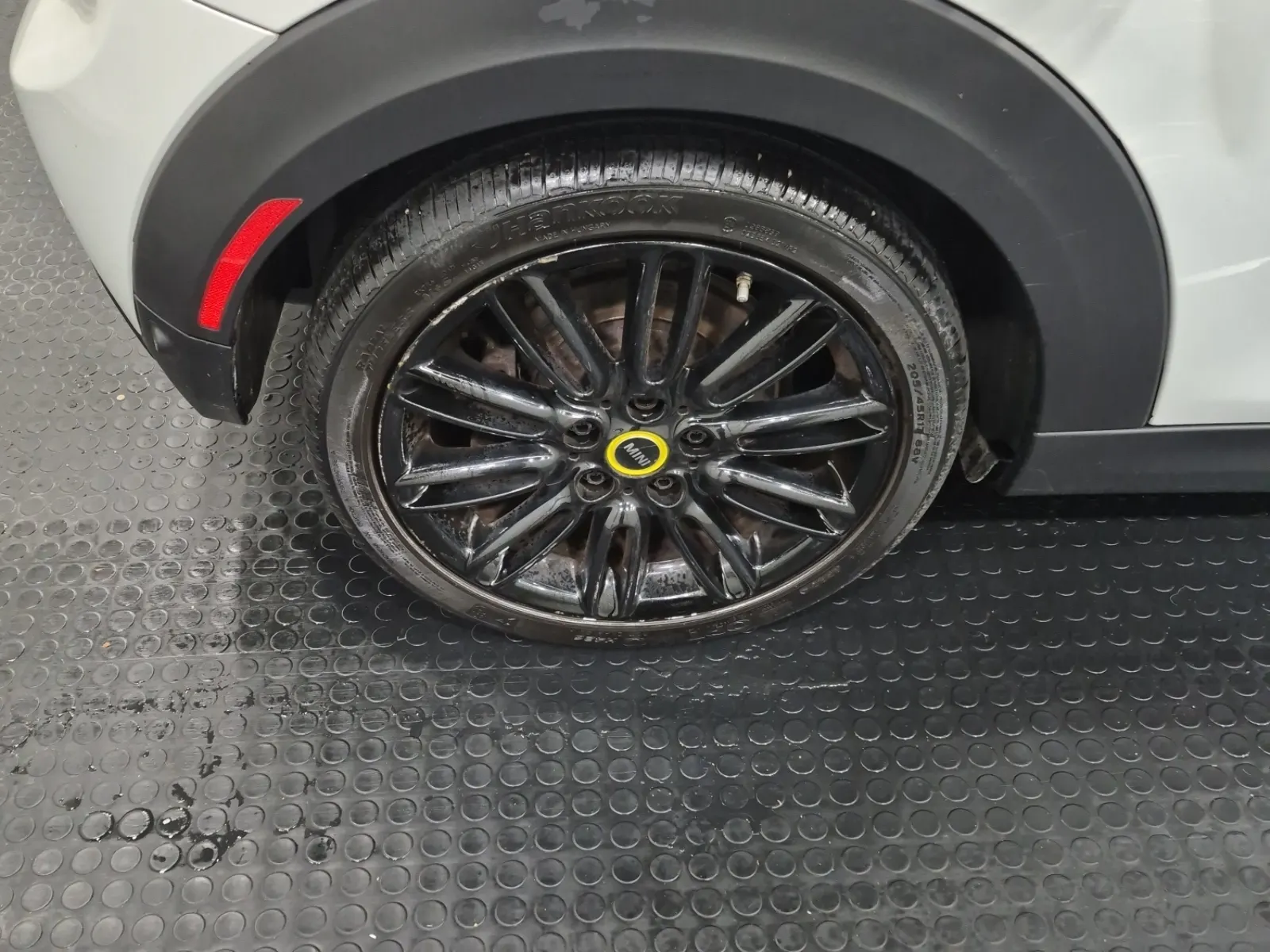 Right Rear Wheel/Tire Photo