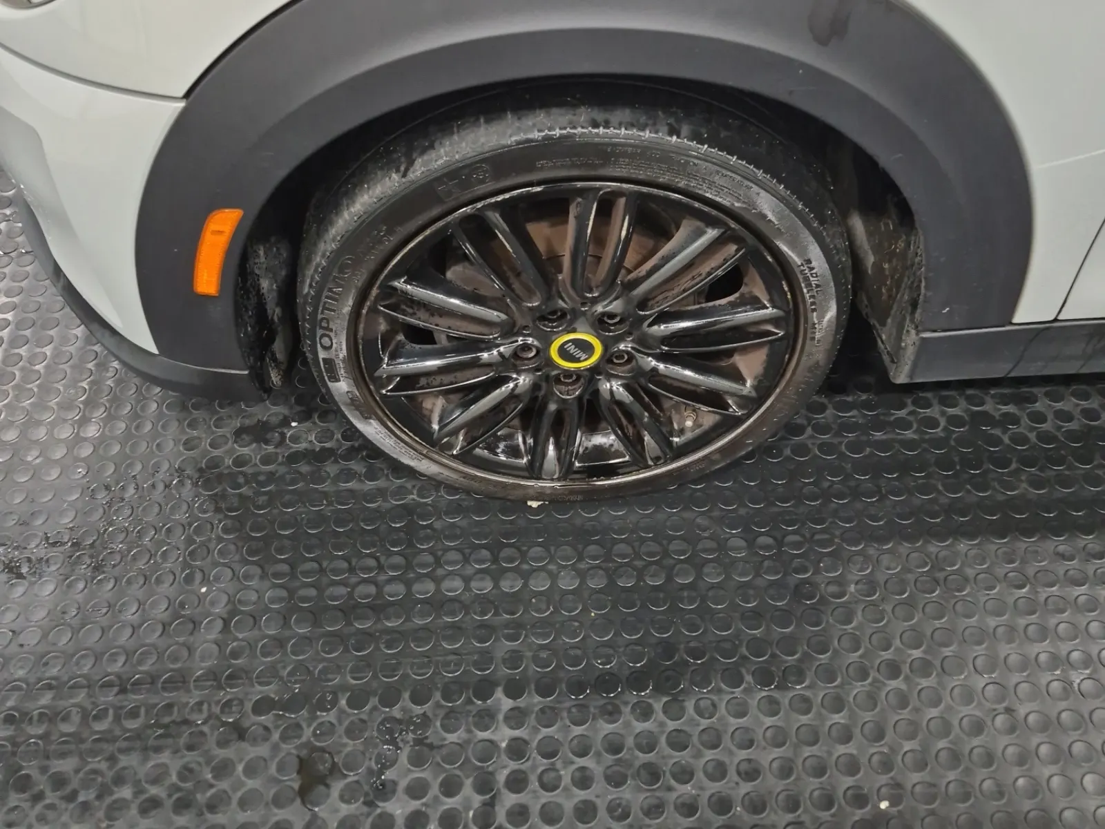 Front driver wheel/tire photo