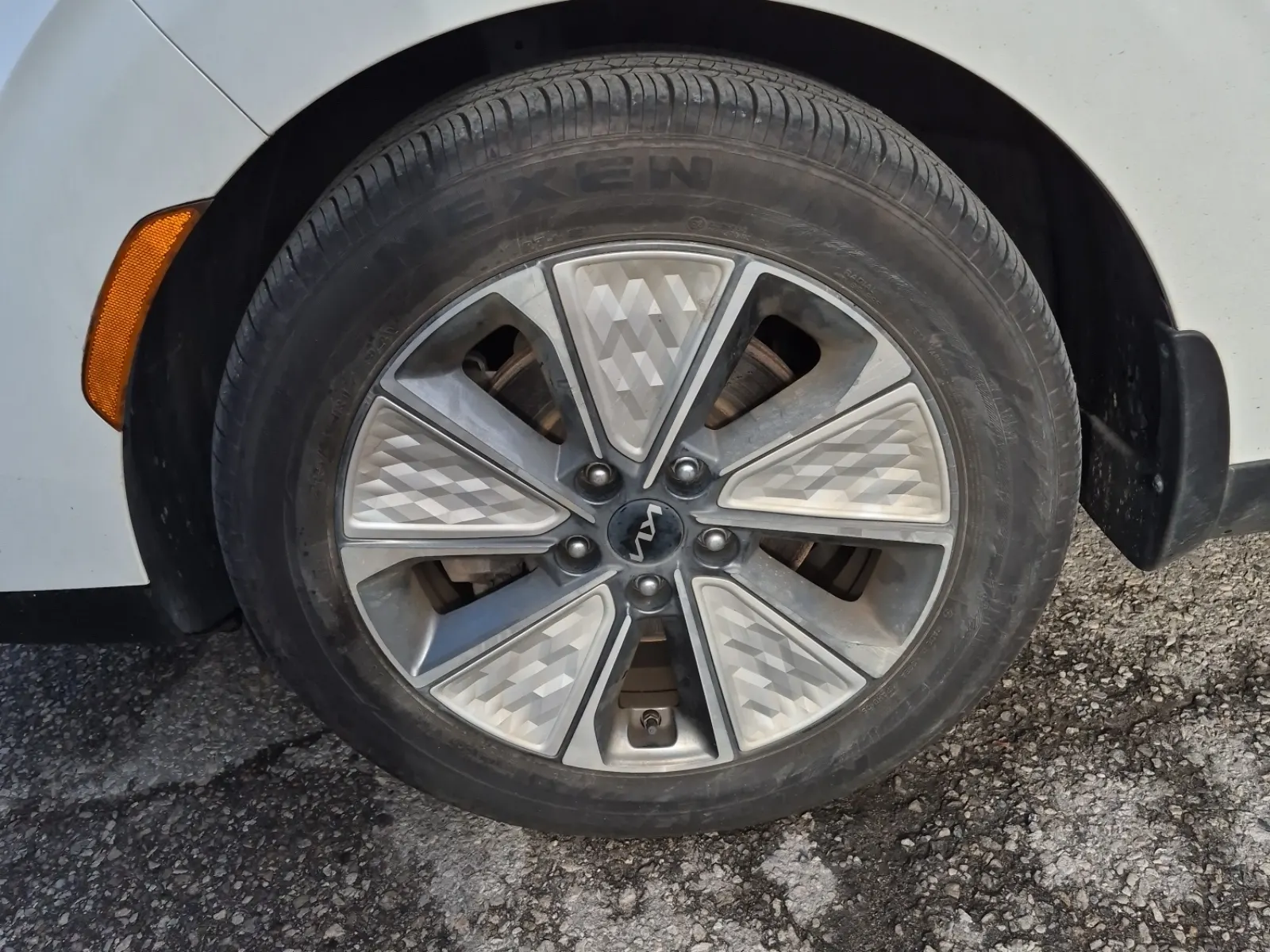 Front driver wheel/tire photo