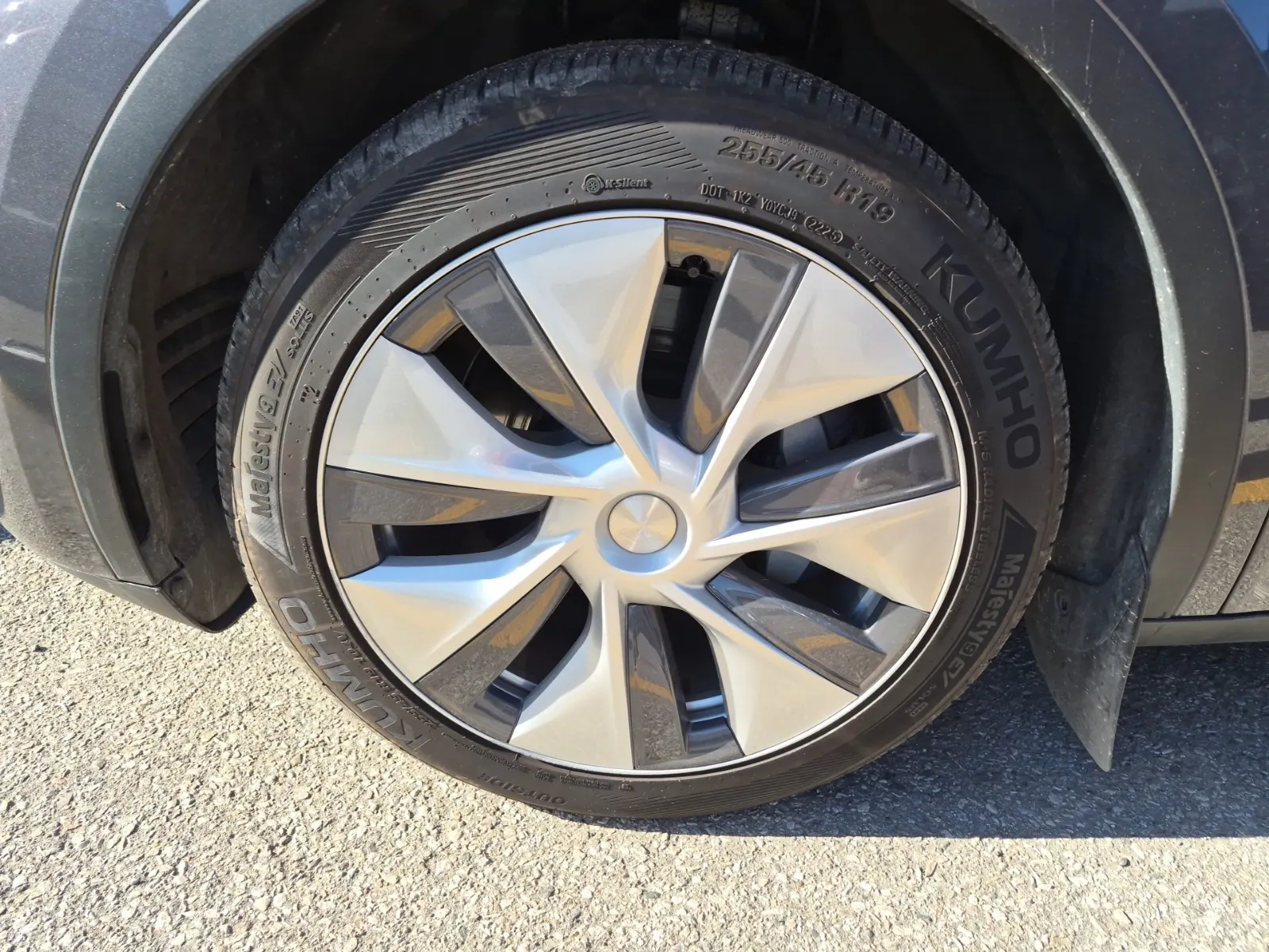 Front driver wheel/tire photo