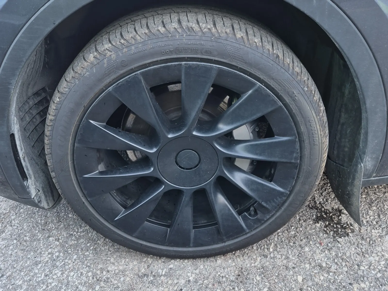 Front driver wheel/tire photo