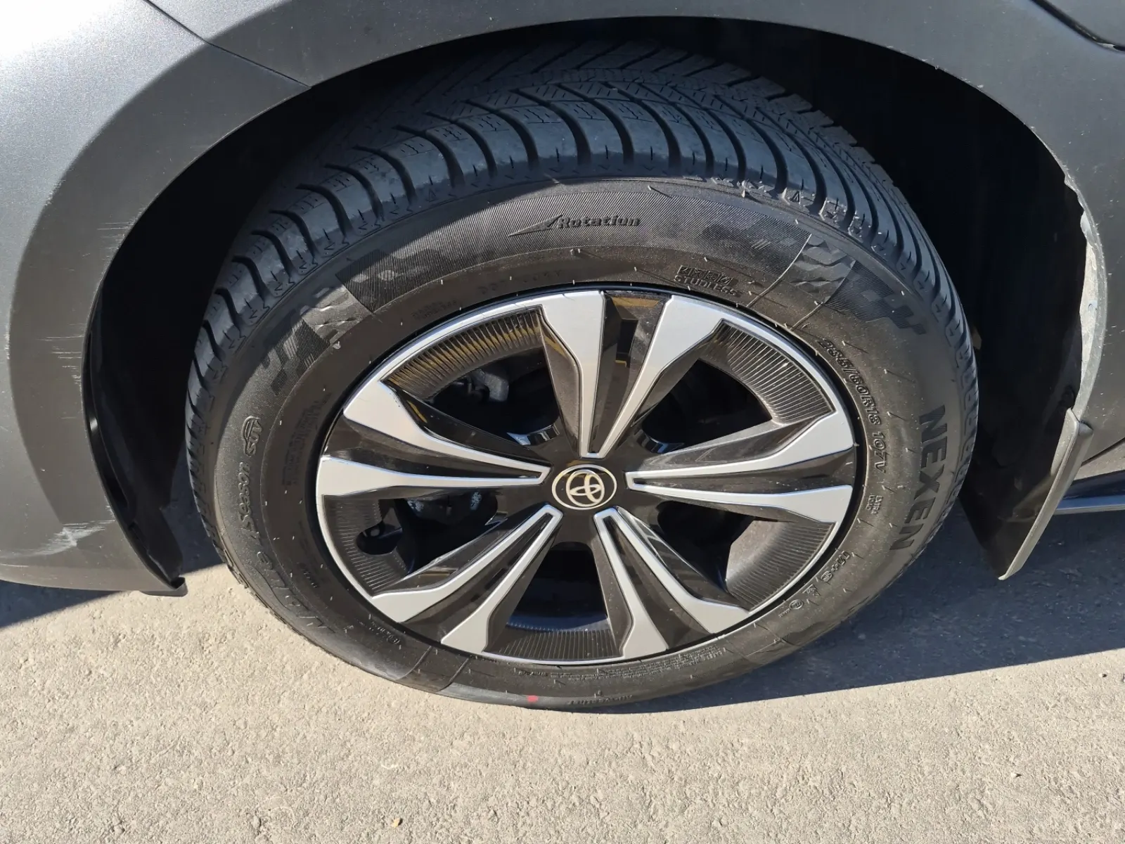Front driver wheel/tire photo
