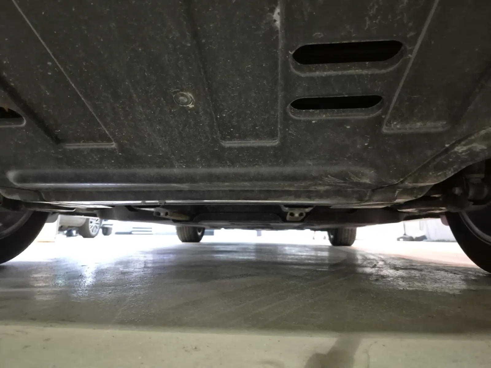 Undercarriage - Rear Photo