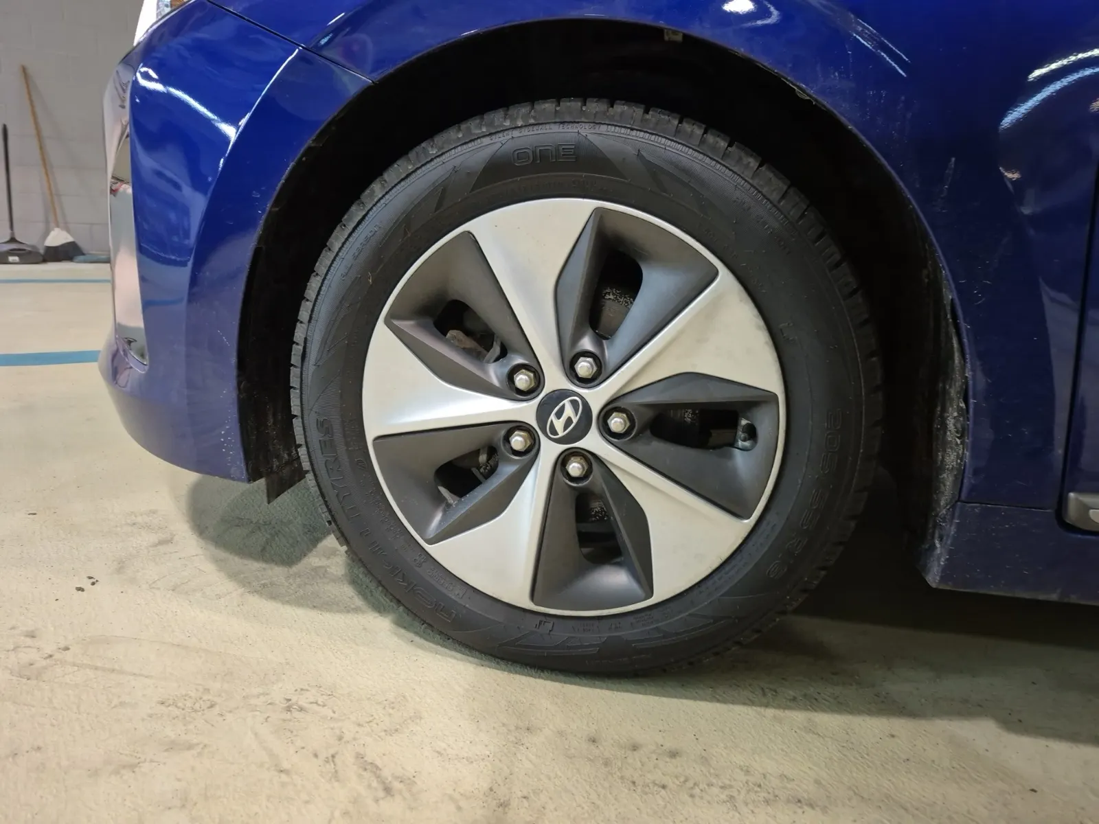 Front driver wheel/tire photo