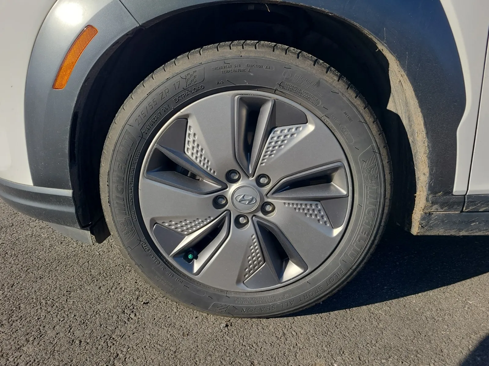 Front driver wheel/tire photo