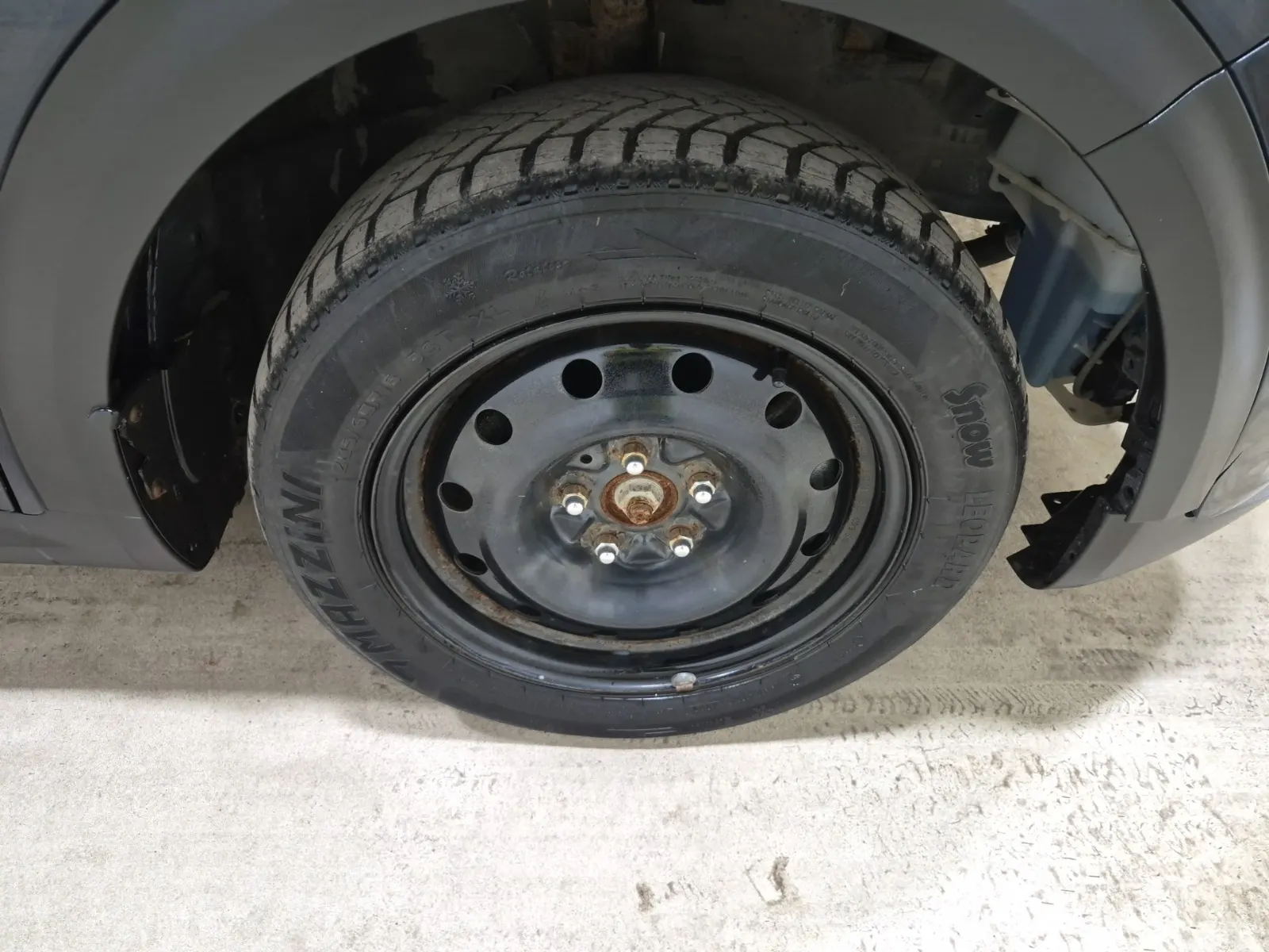 Right Front Wheel/Tire Photo