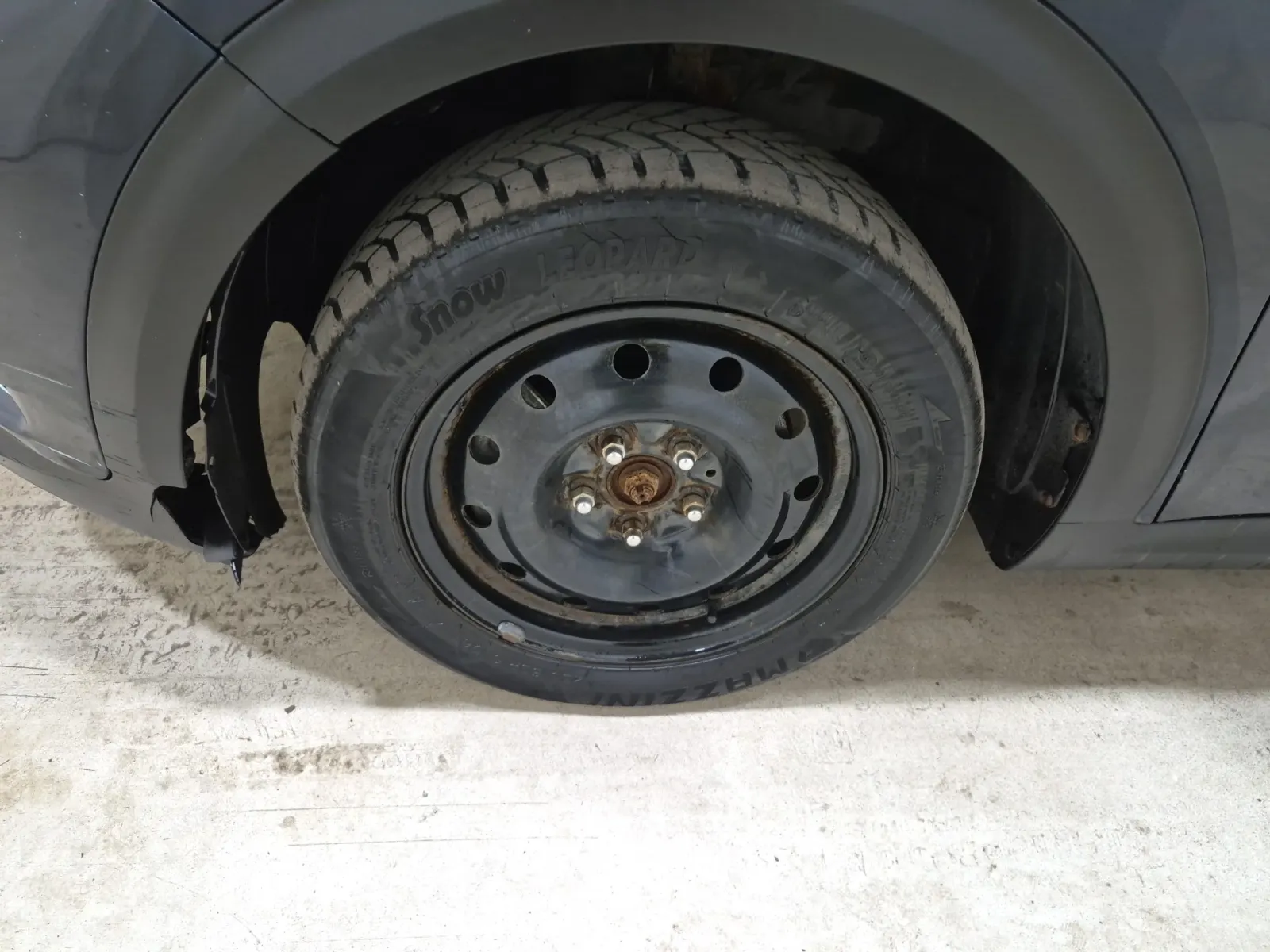 Front driver wheel/tire photo