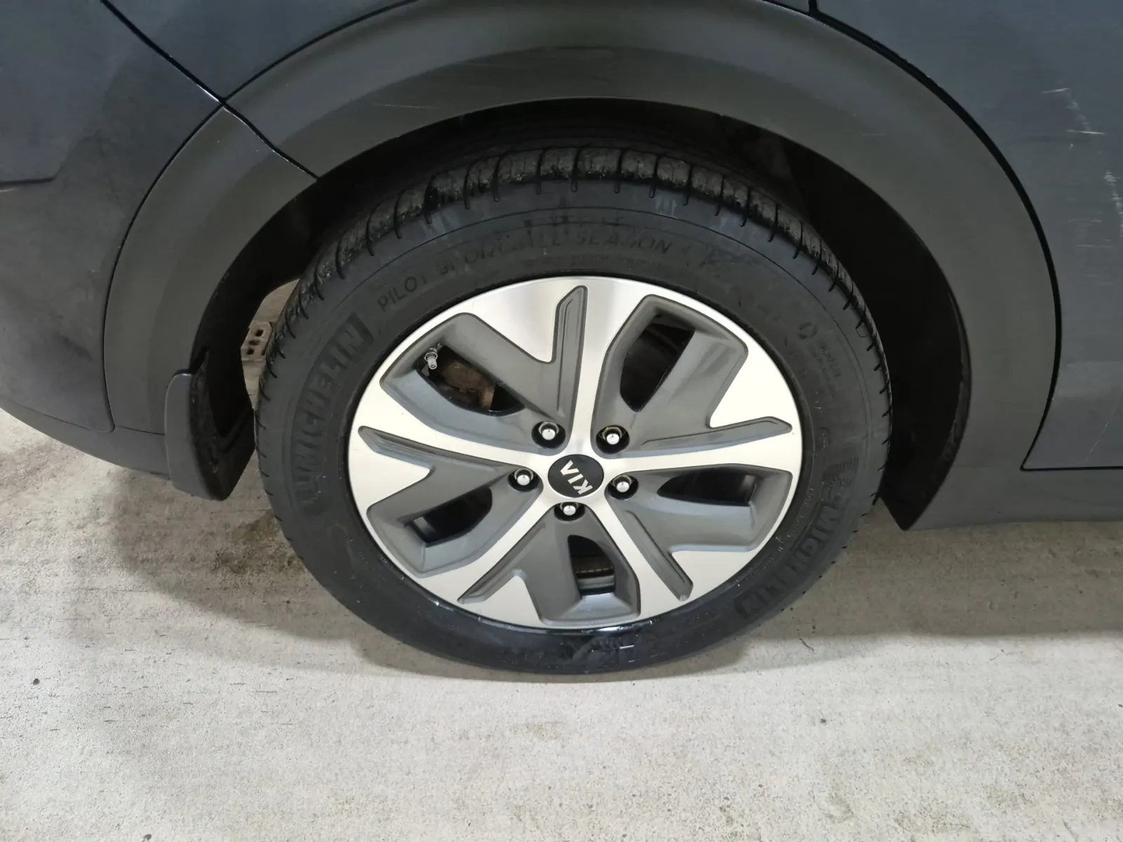 Right Rear Wheel/Tire Photo