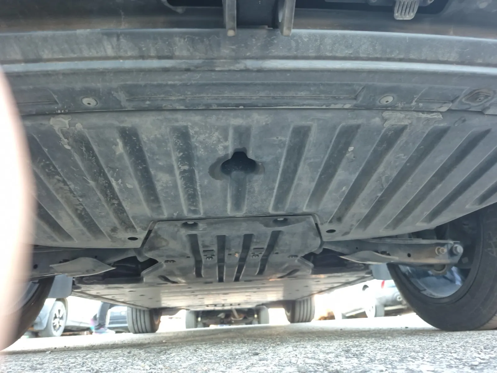 Undercarriage - Rear Photo