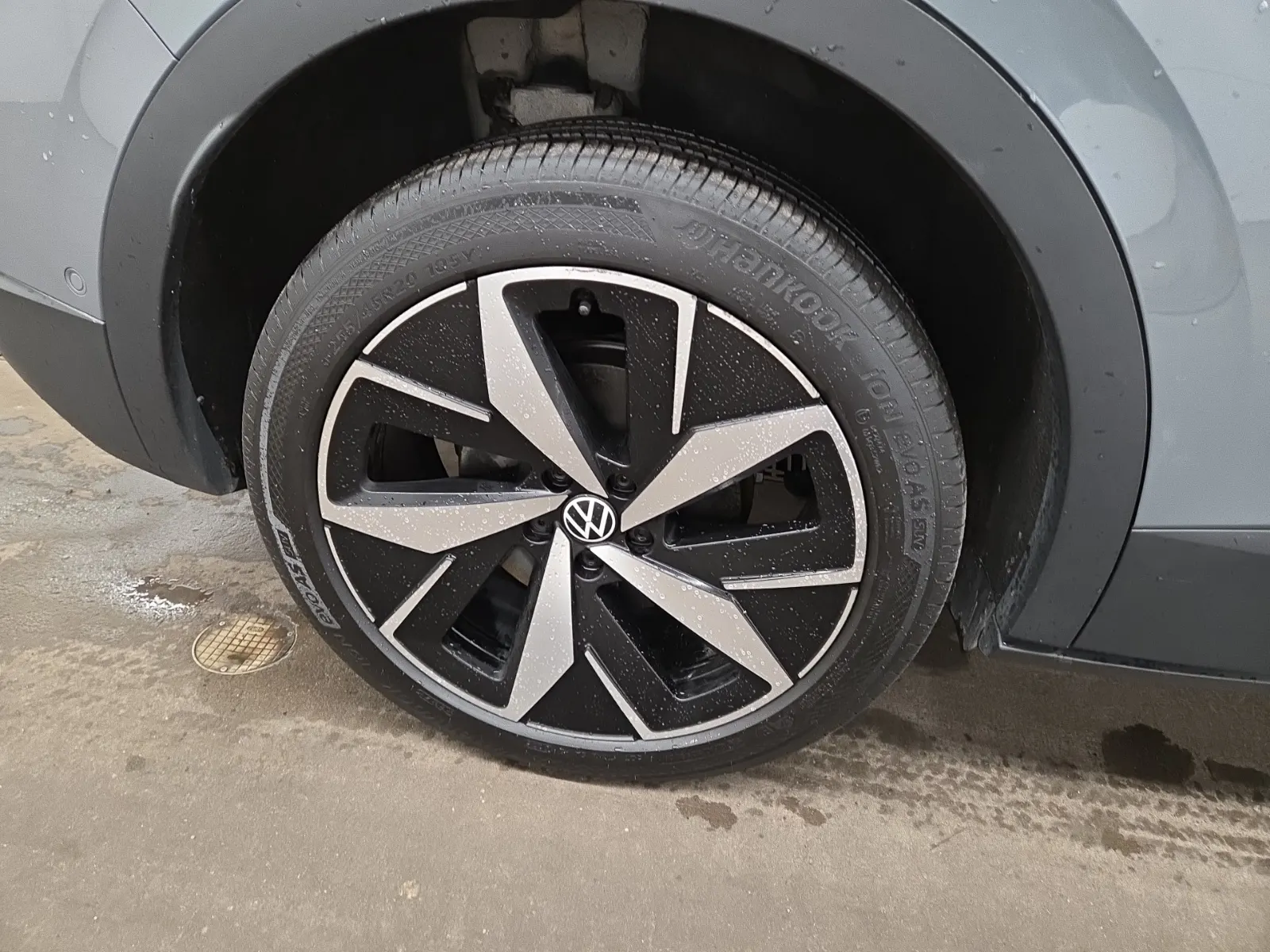Right Rear Wheel/Tire Photo