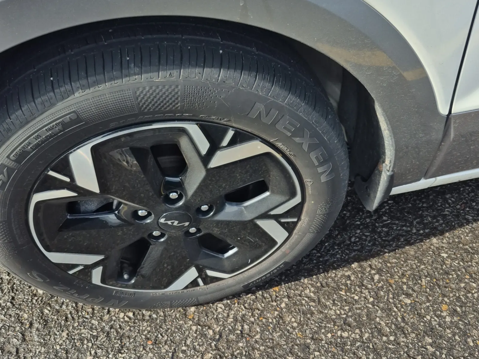 Front driver wheel/tire photo