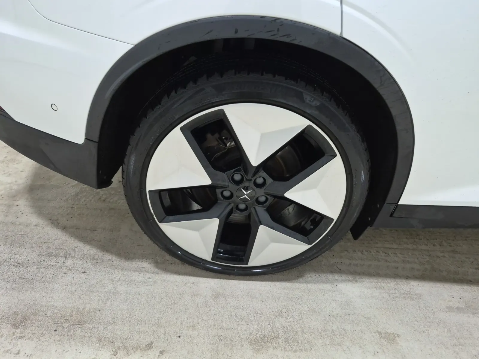 Right Rear Wheel/Tire Photo