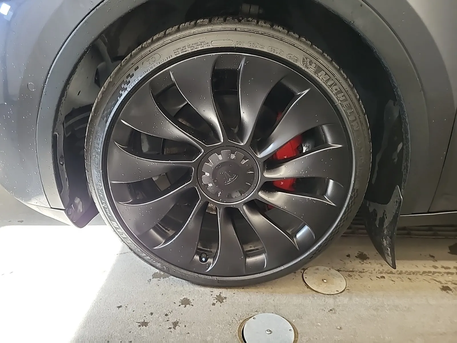 Front driver wheel/tire photo