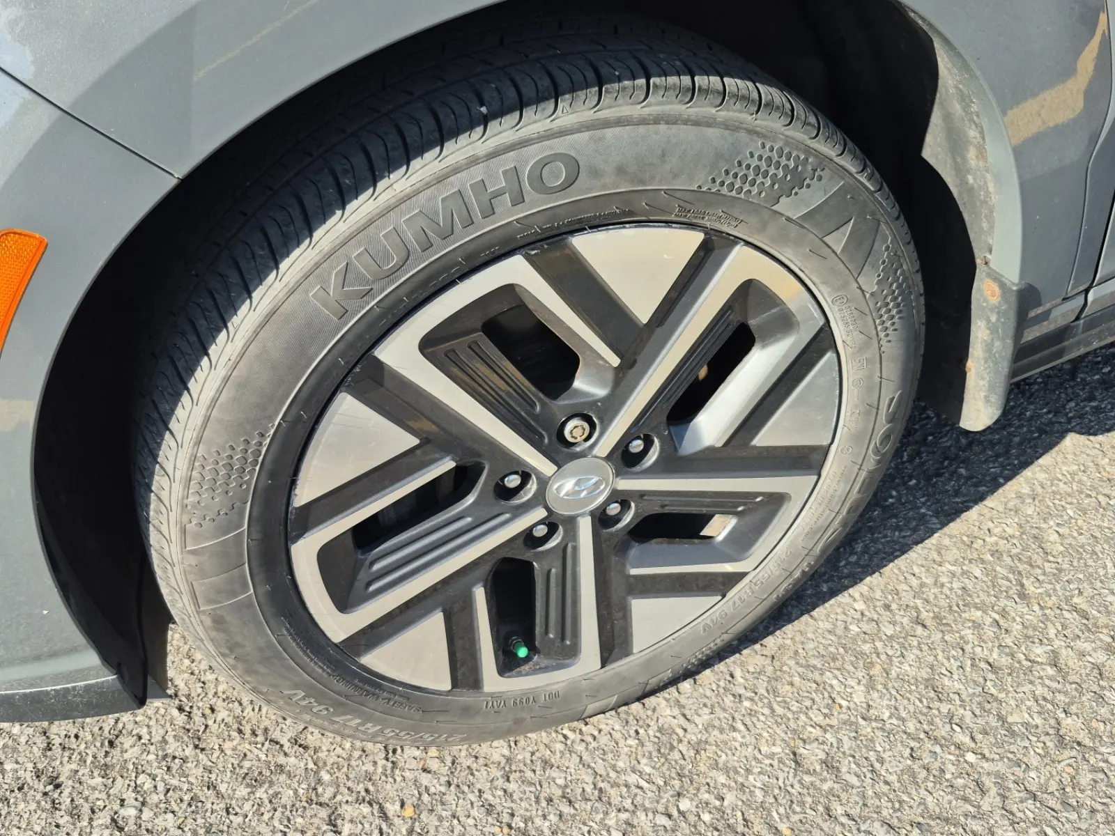 Front driver wheel/tire photo