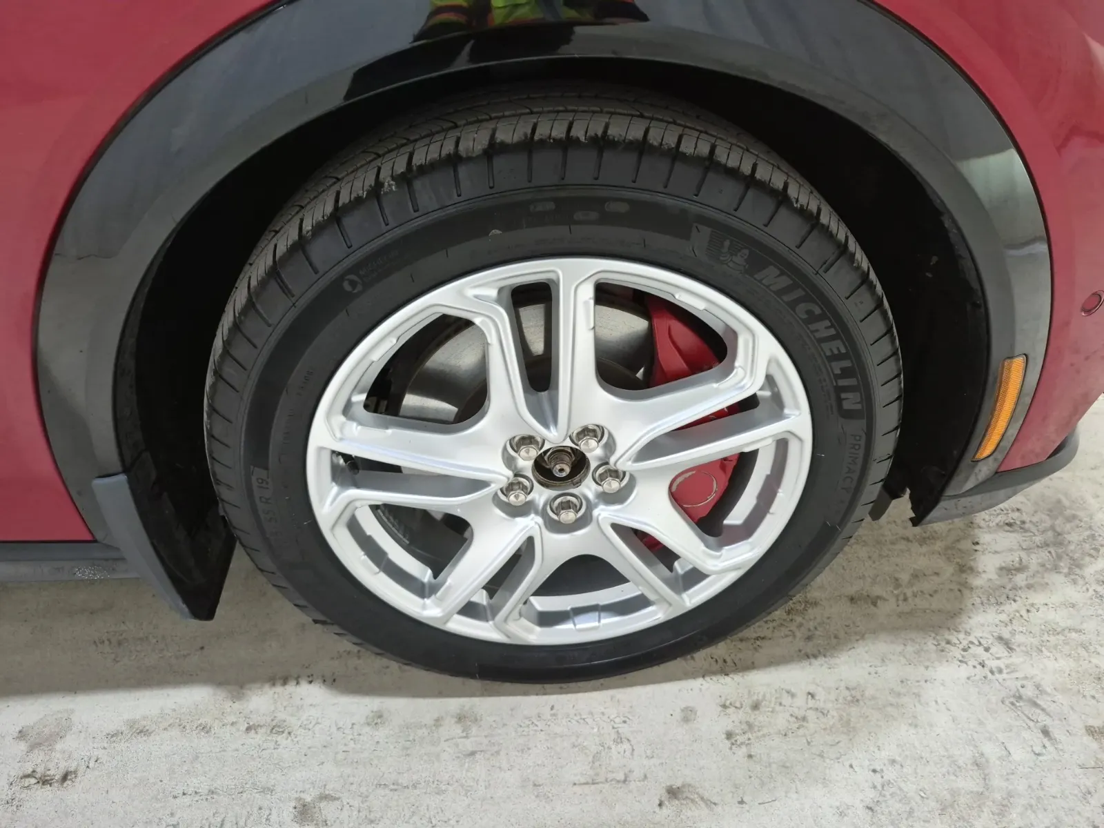 Right Front Wheel/Tire Photo