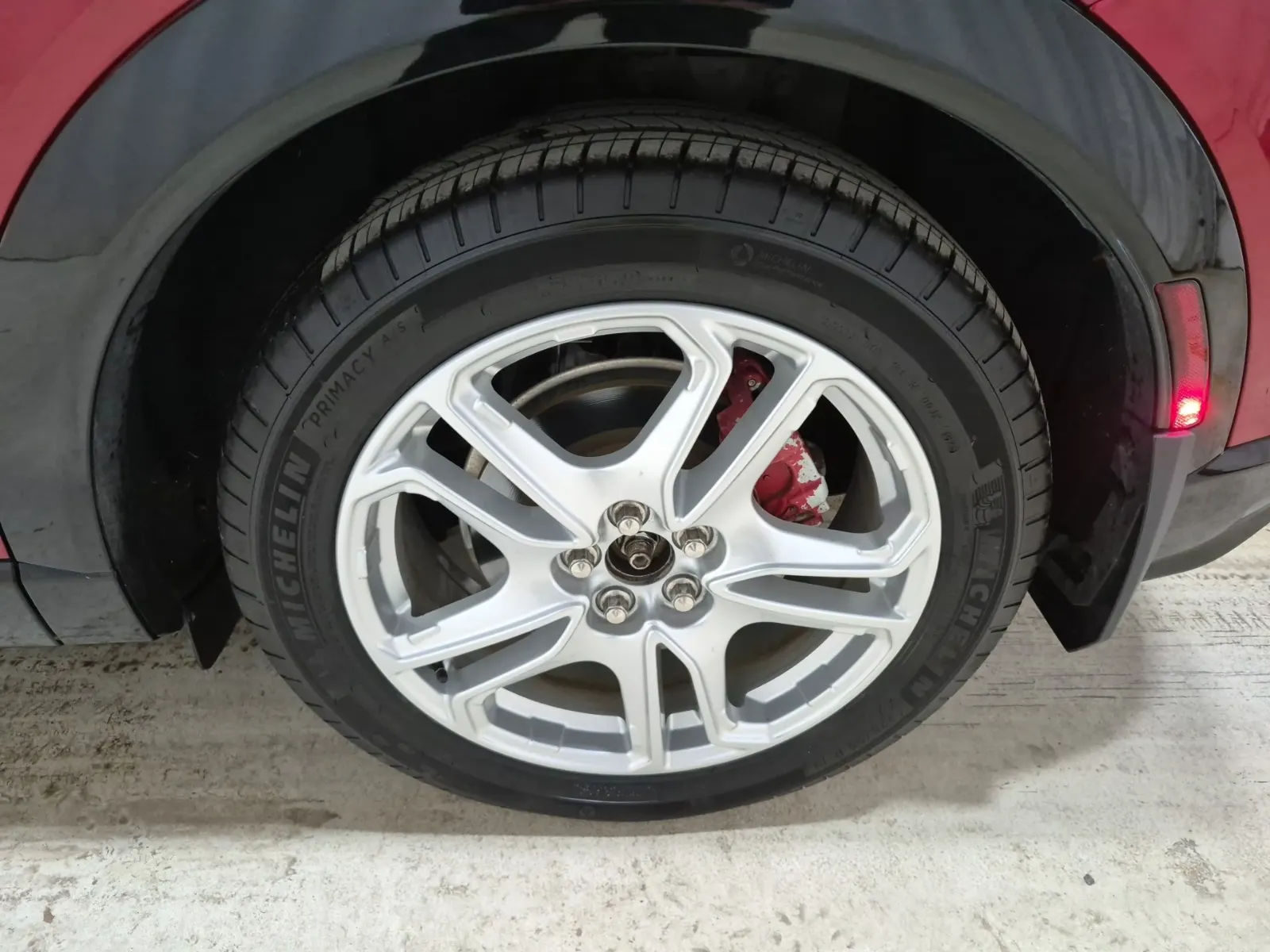 Left Rear Wheel/Tire Photo