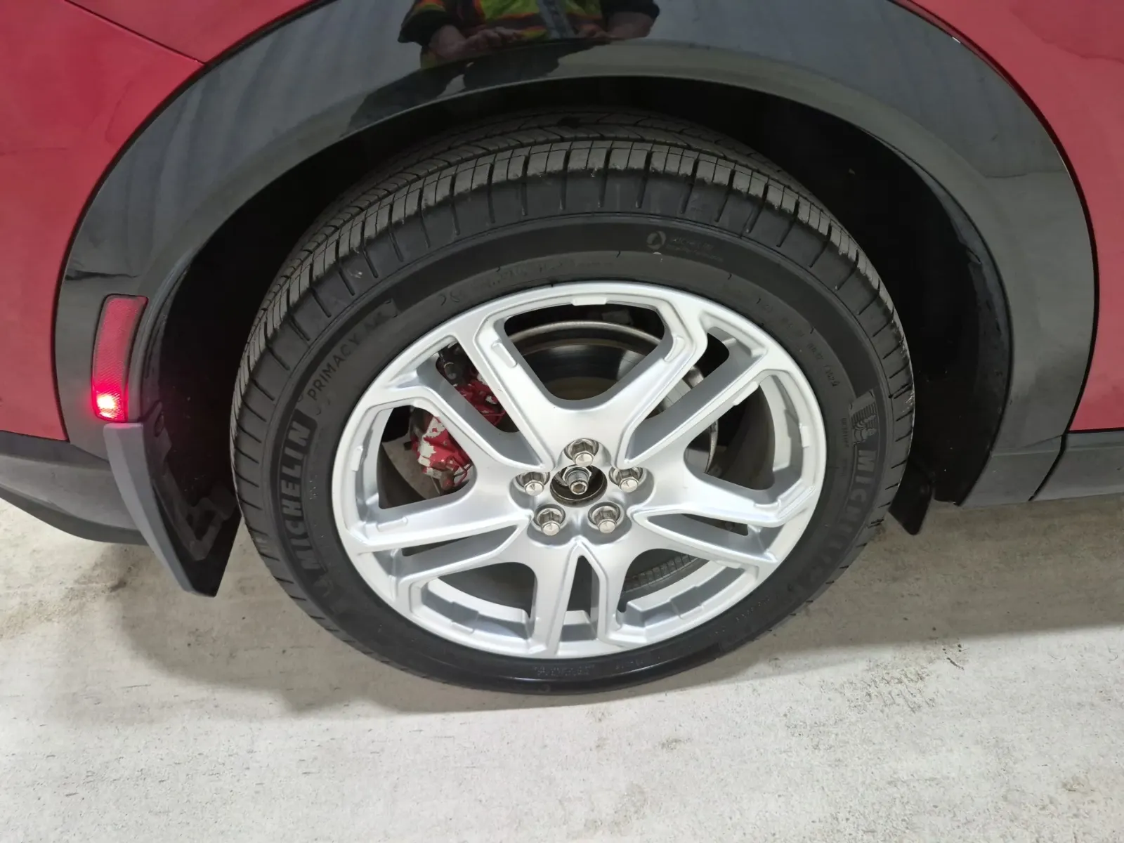 Right Rear Wheel/Tire Photo