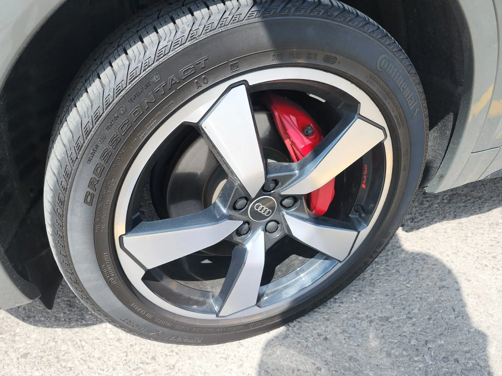 Front driver wheel/tire photo