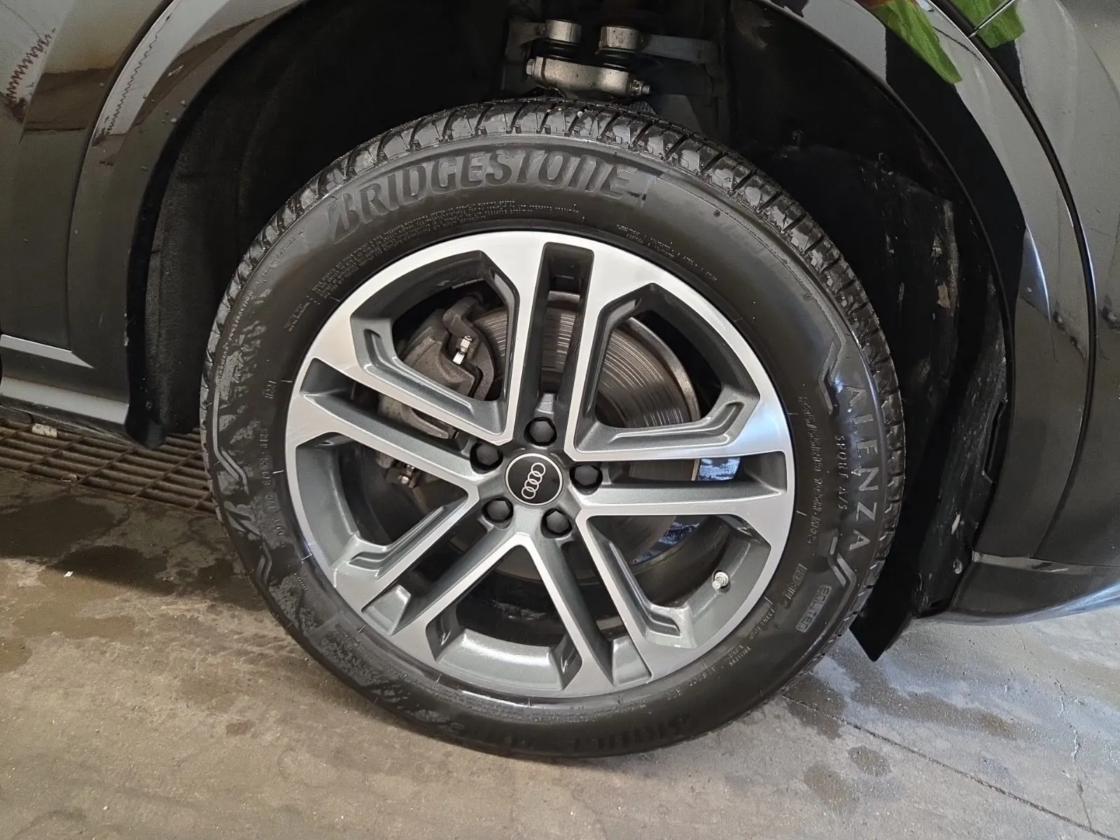 Right Front Wheel/Tire Photo