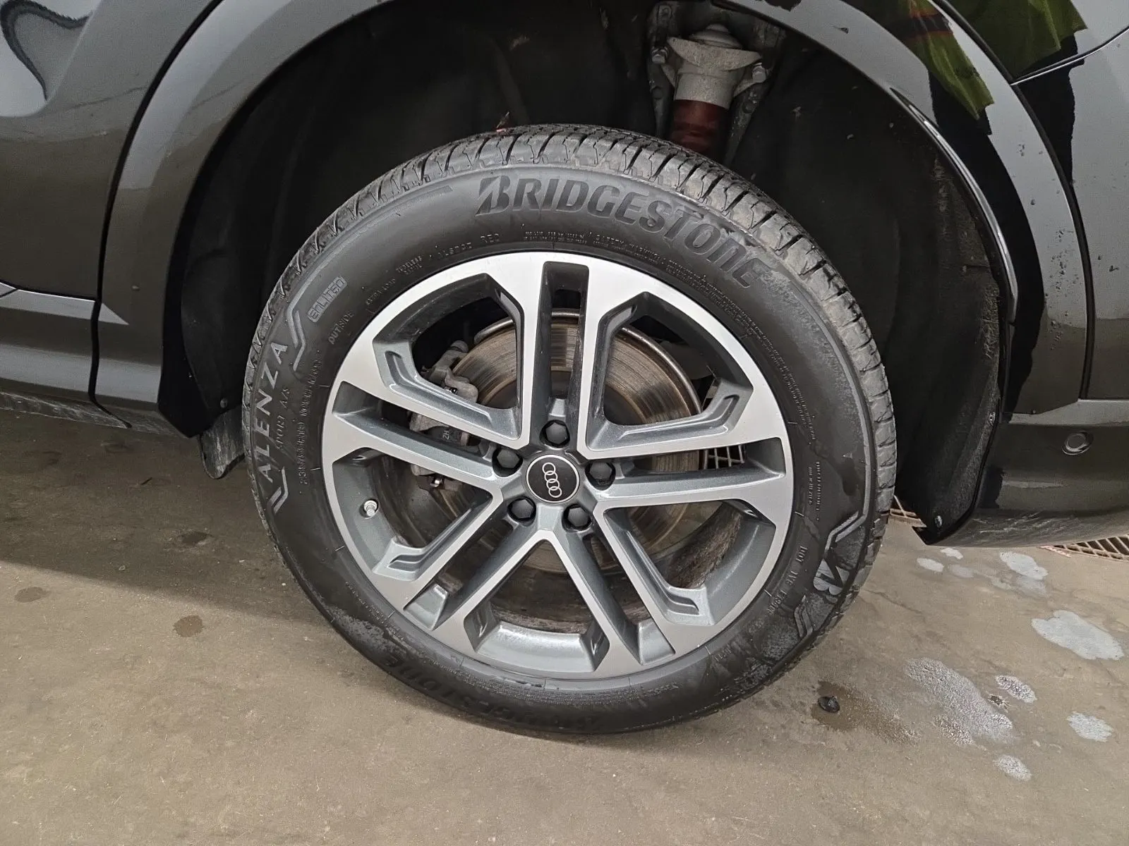 Left Rear Wheel/Tire Photo