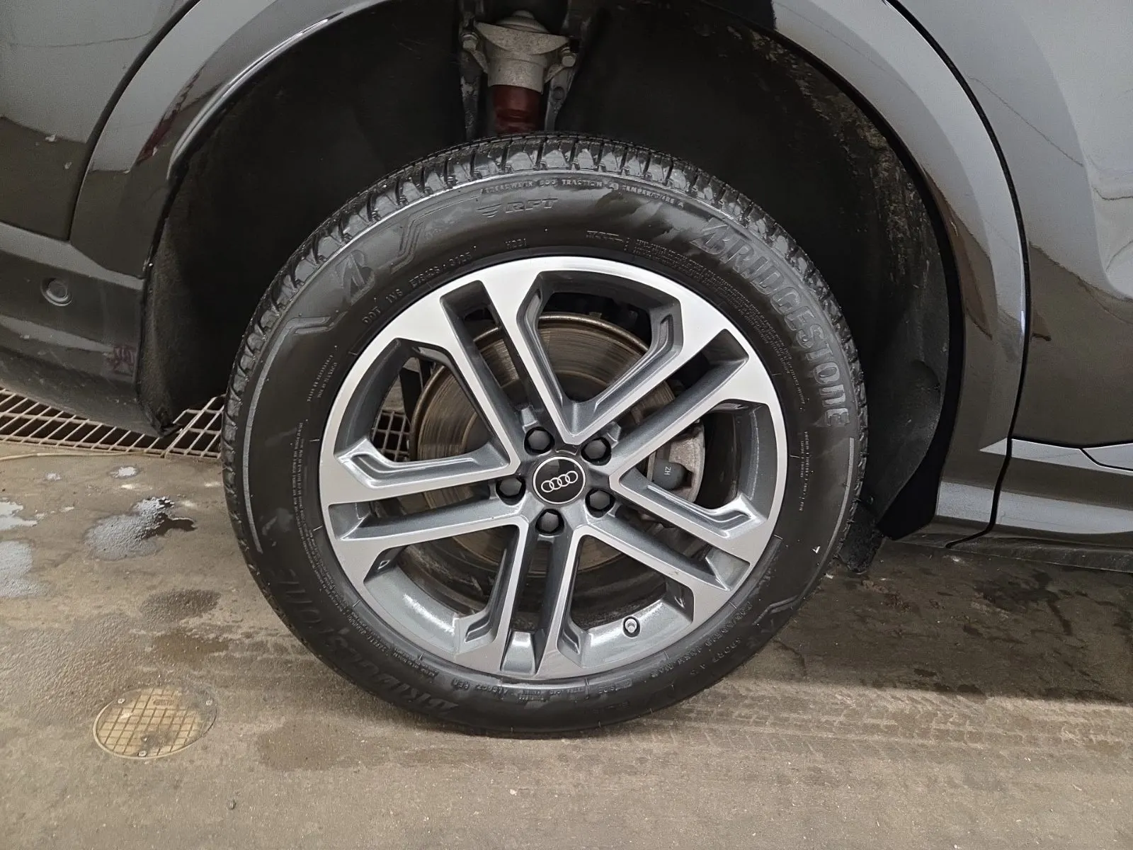 Right Rear Wheel/Tire Photo