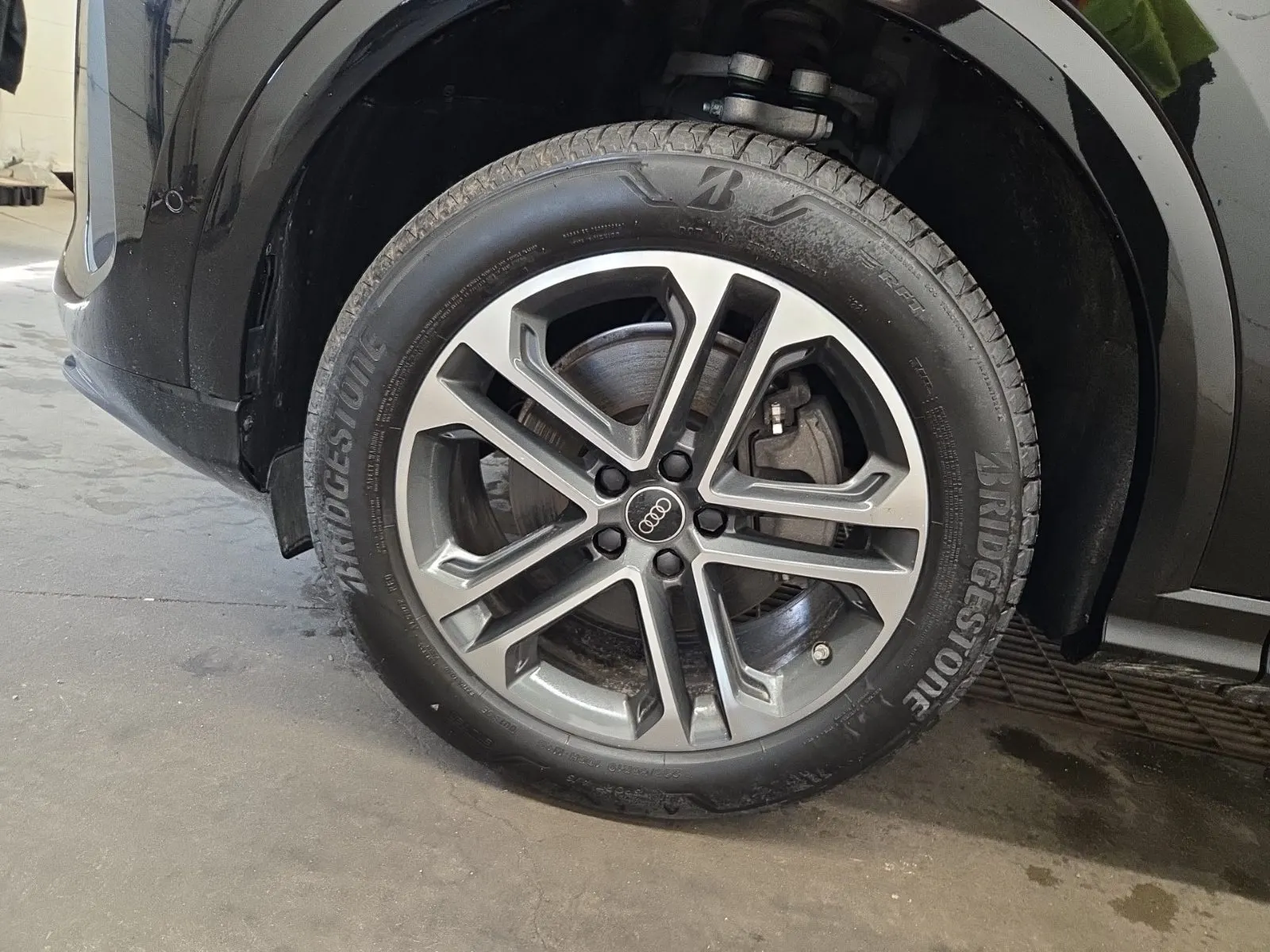 Front driver wheel/tire photo