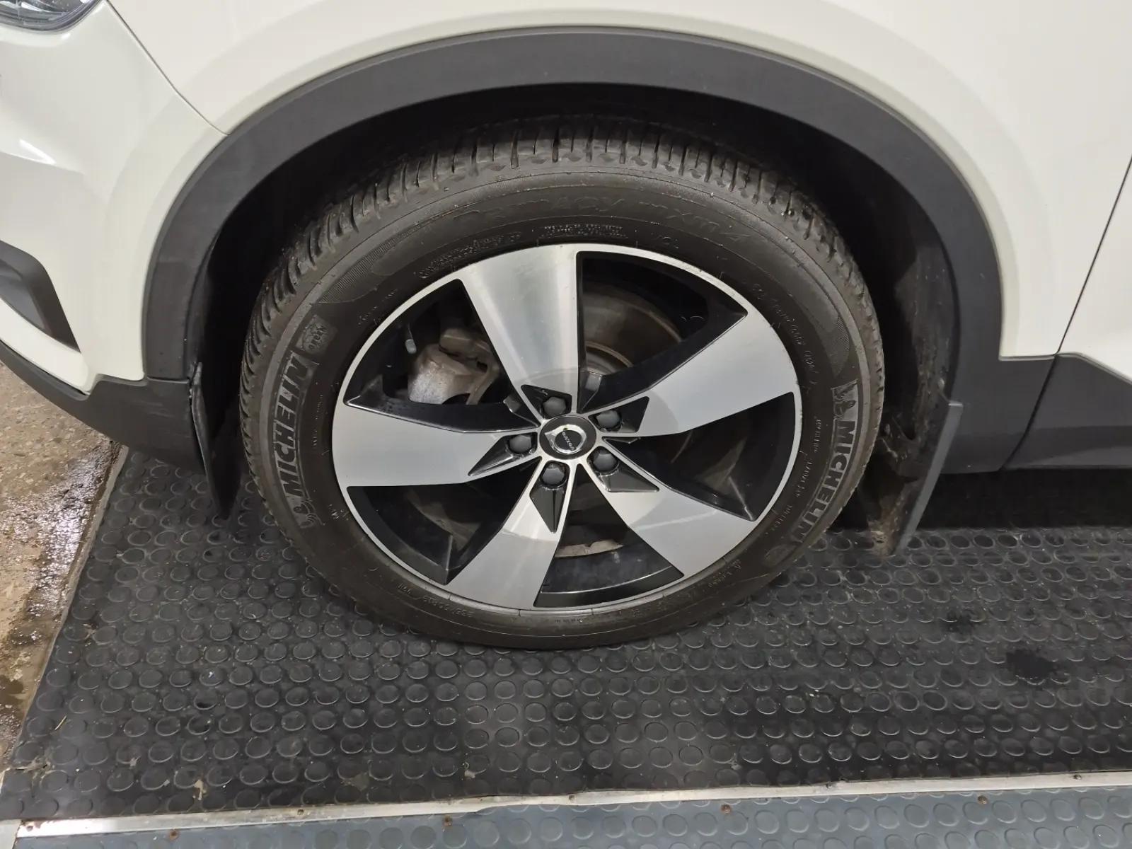 Front driver wheel/tire photo