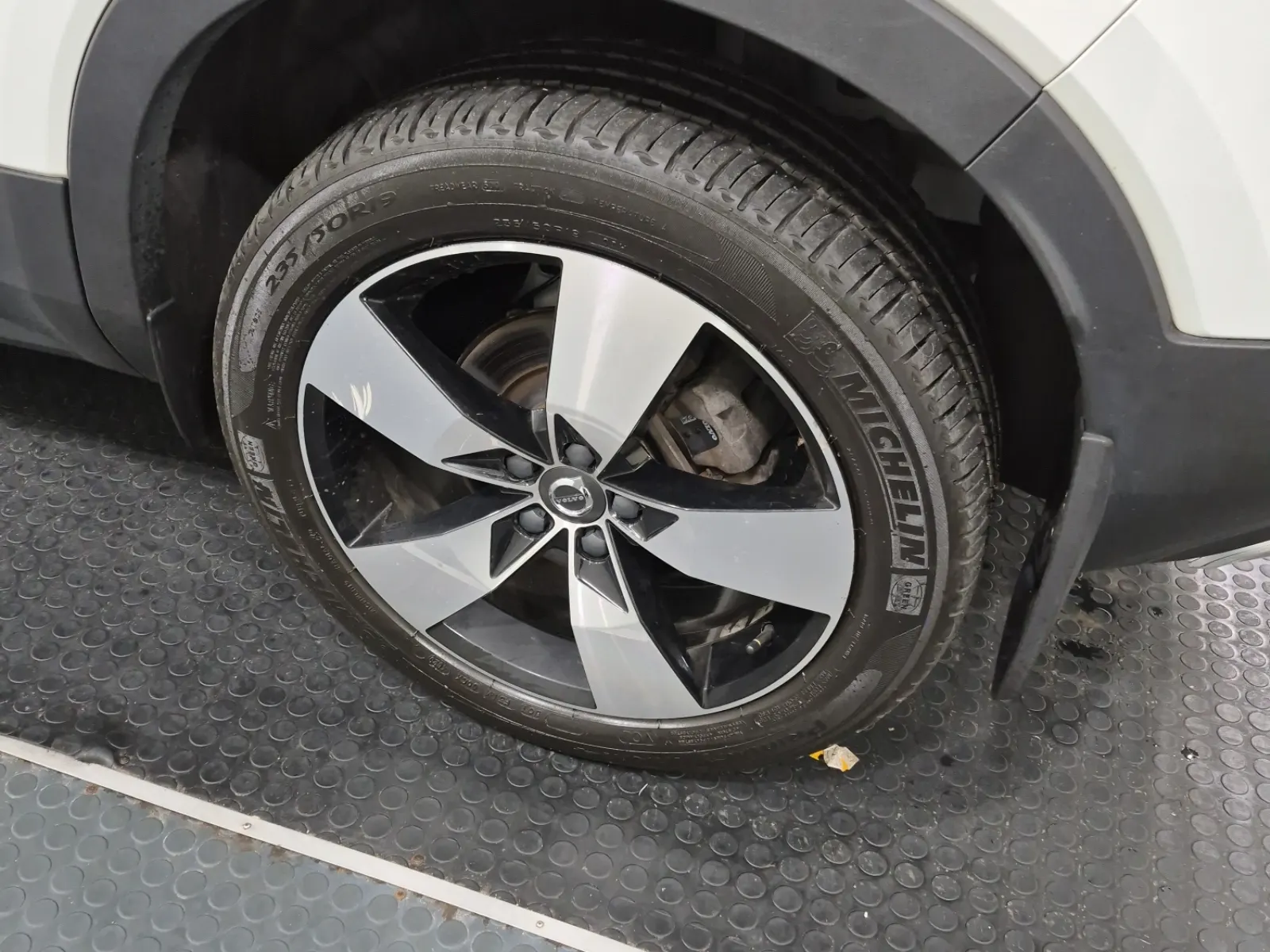 Left Rear Wheel/Tire Photo