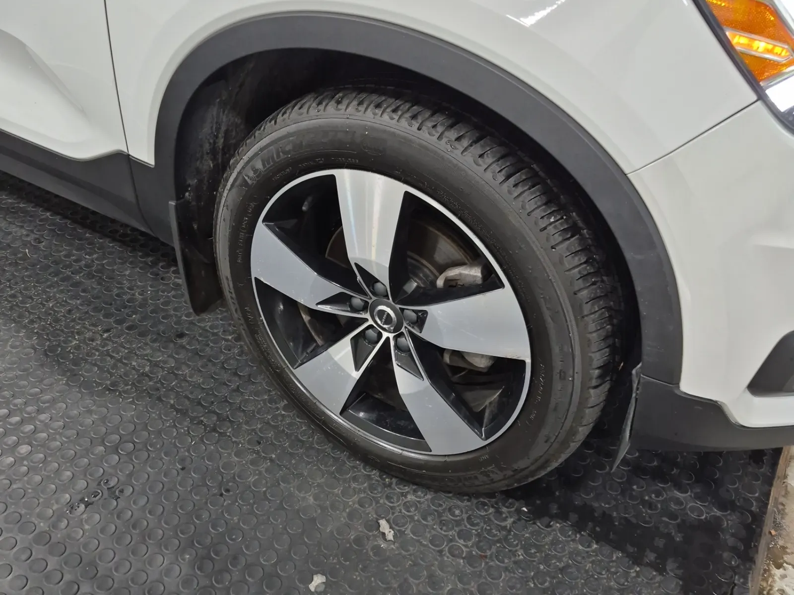 Right Front Wheel/Tire Photo