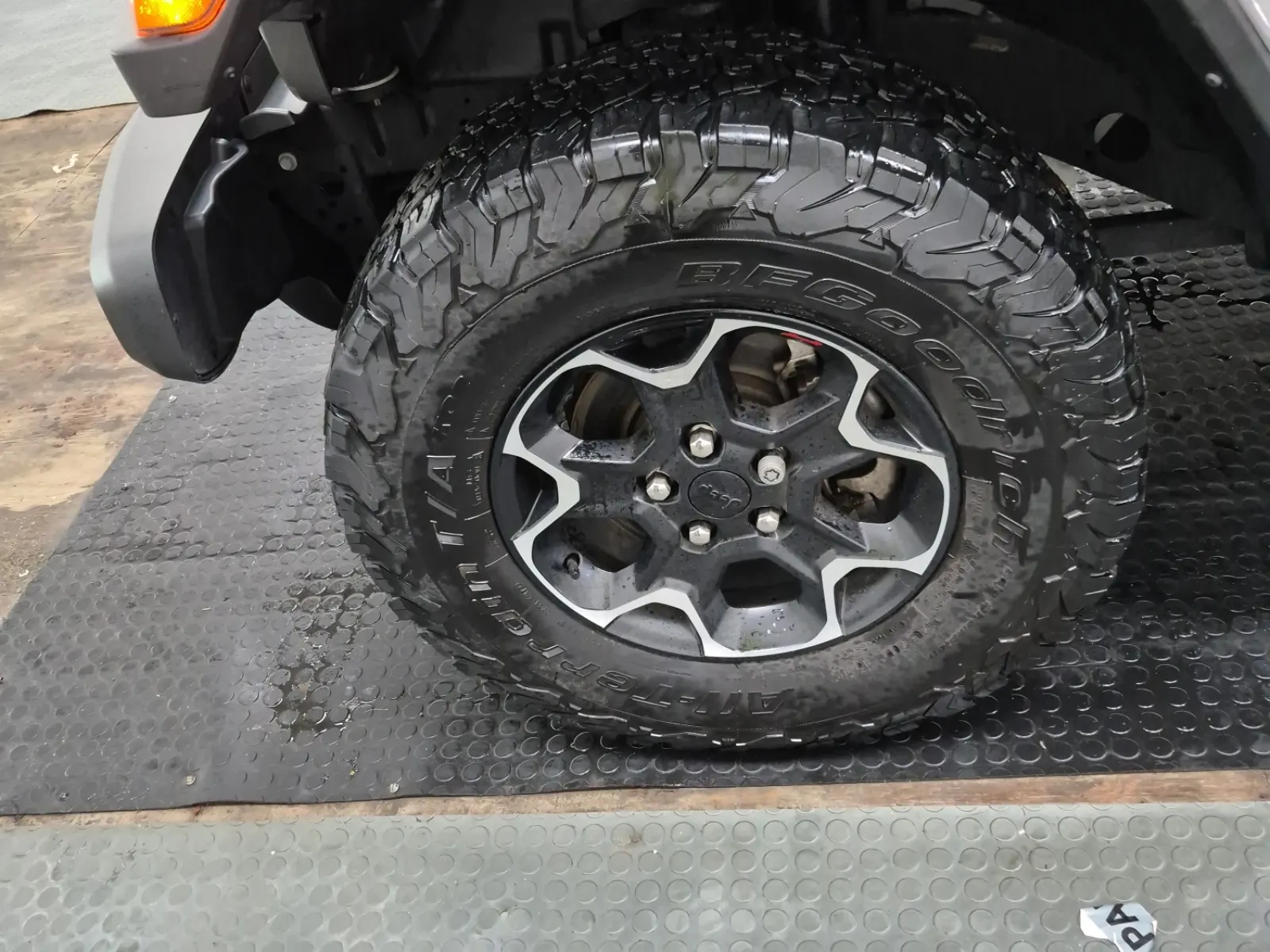 Front driver wheel/tire photo