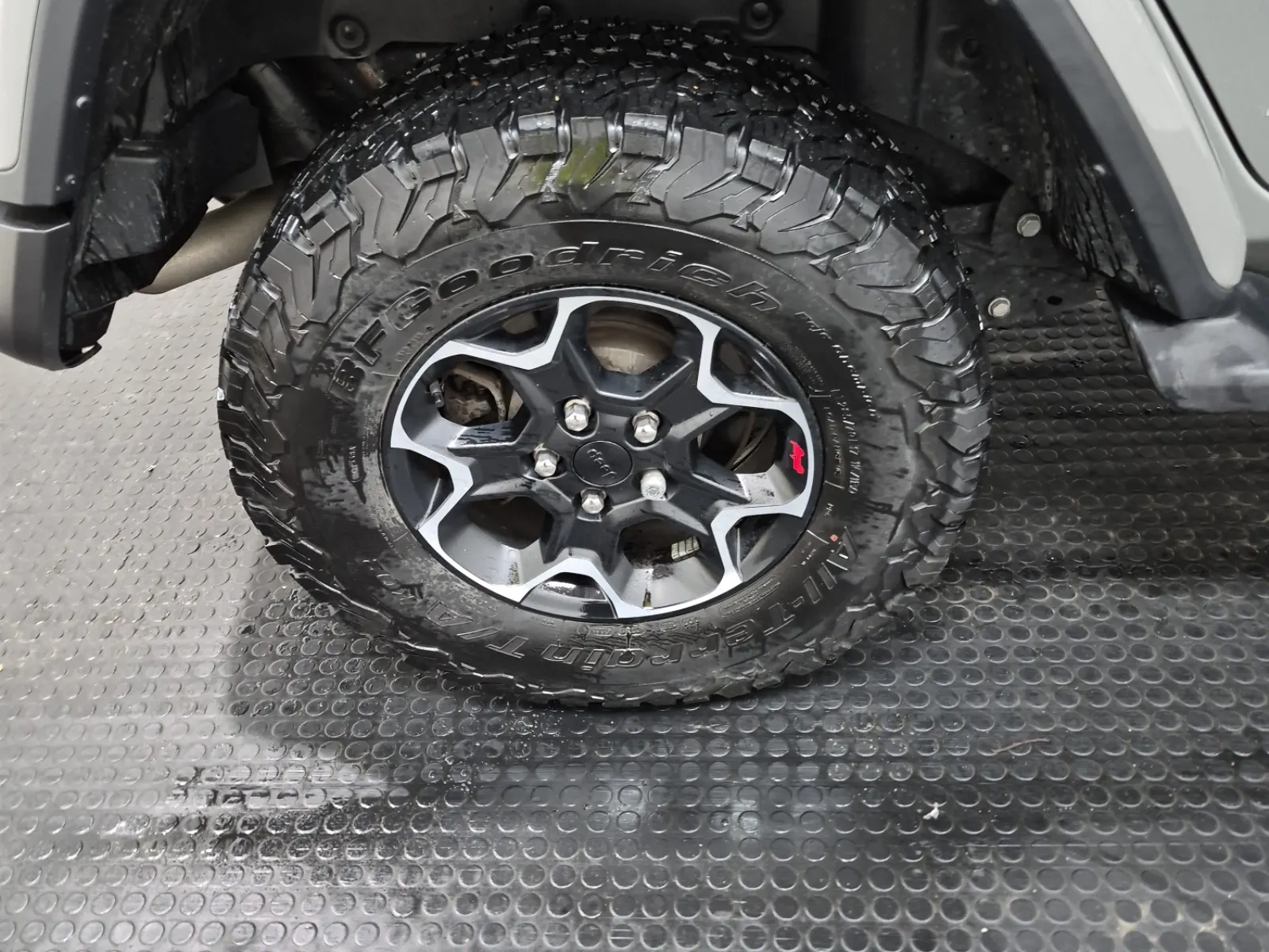 Right Rear Wheel/Tire Photo