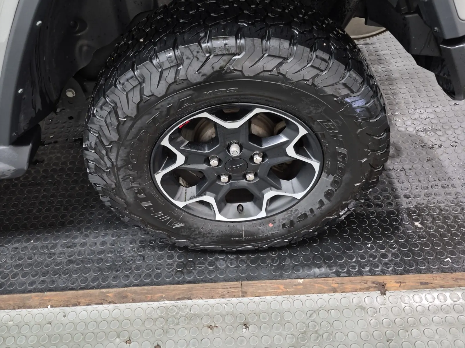 Left Rear Wheel/Tire Photo
