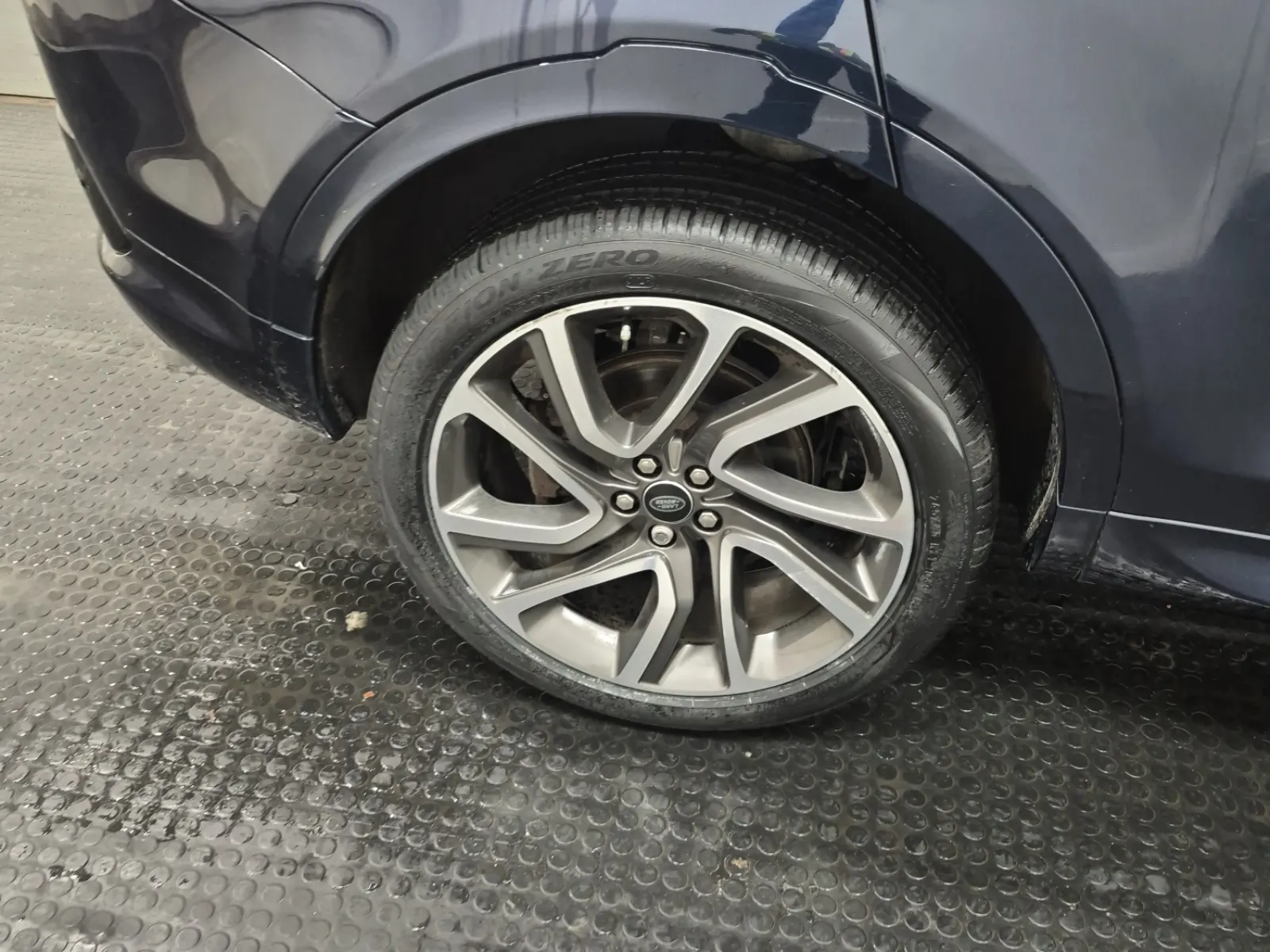 Right Rear Wheel/Tire Photo