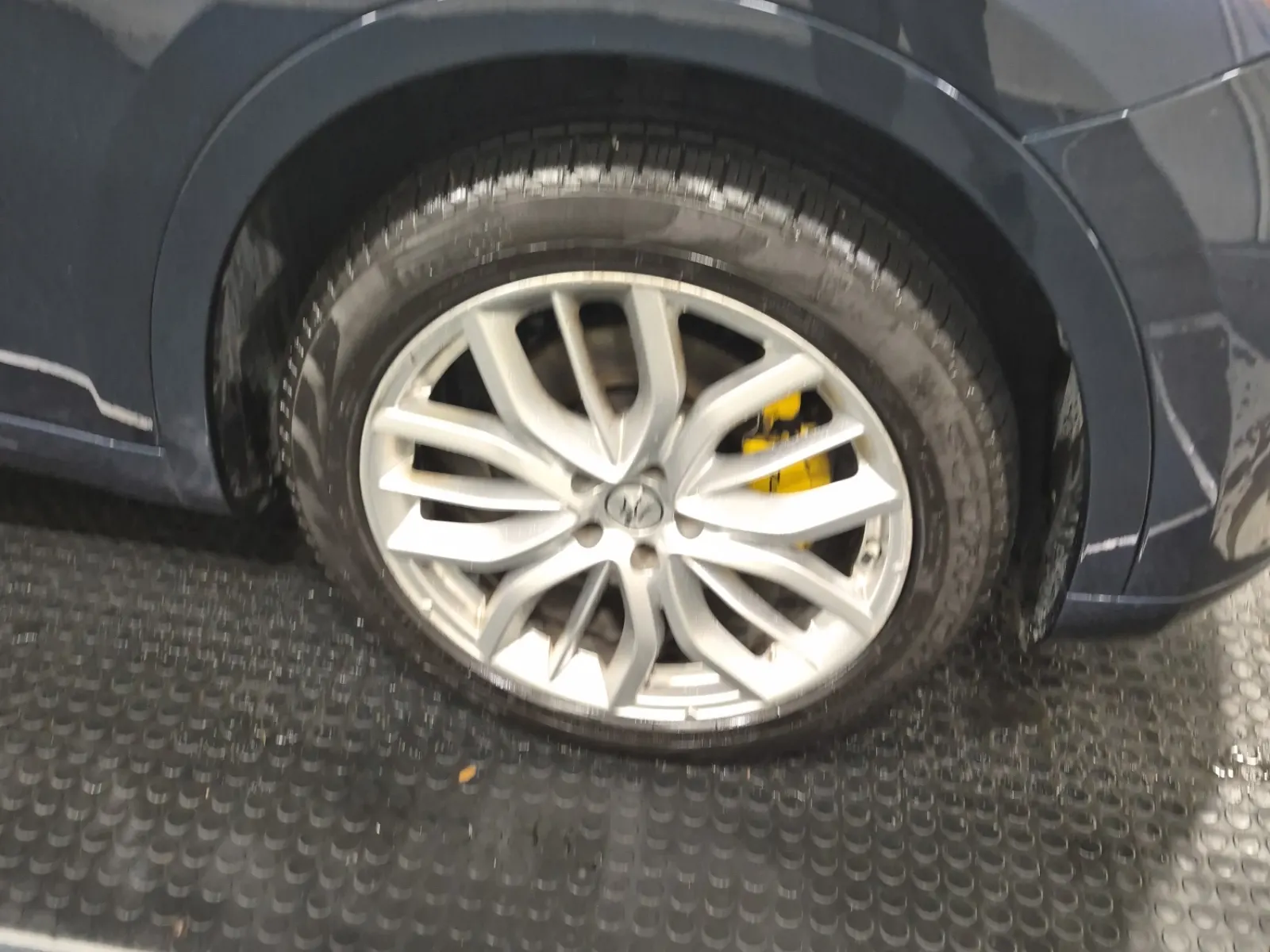 Right Front Wheel/Tire Photo