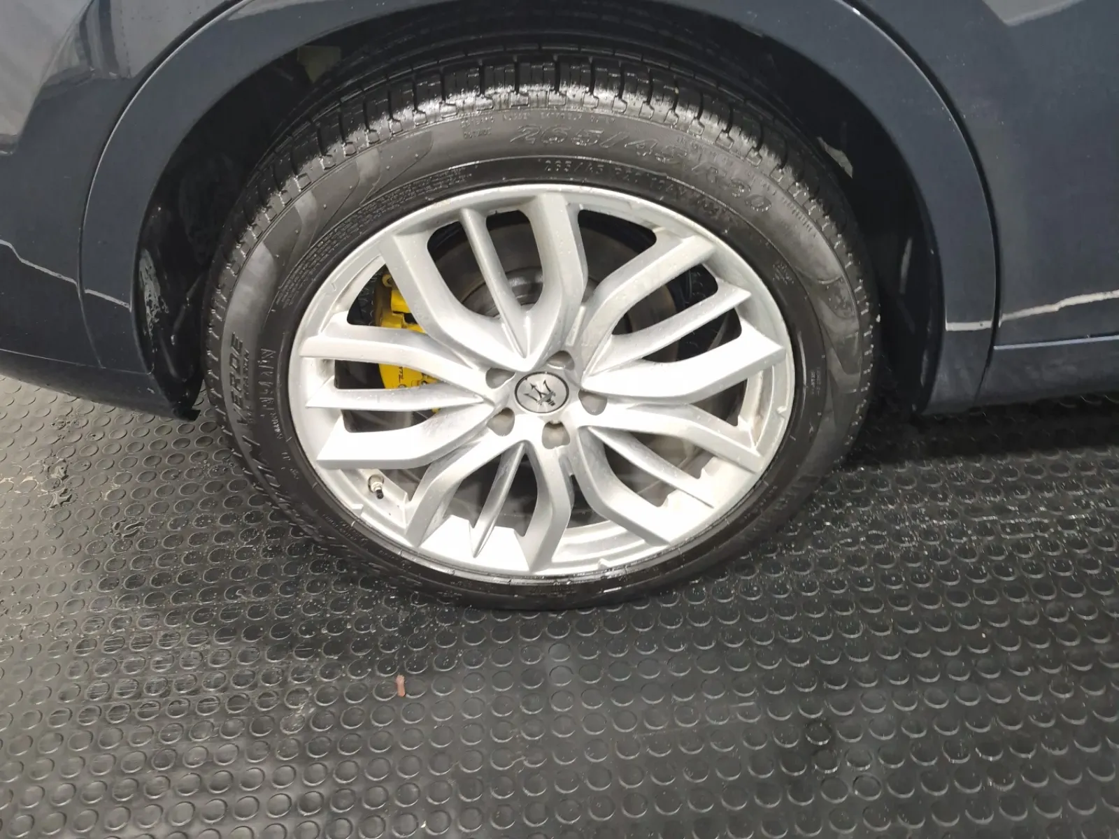 Right Rear Wheel/Tire Photo