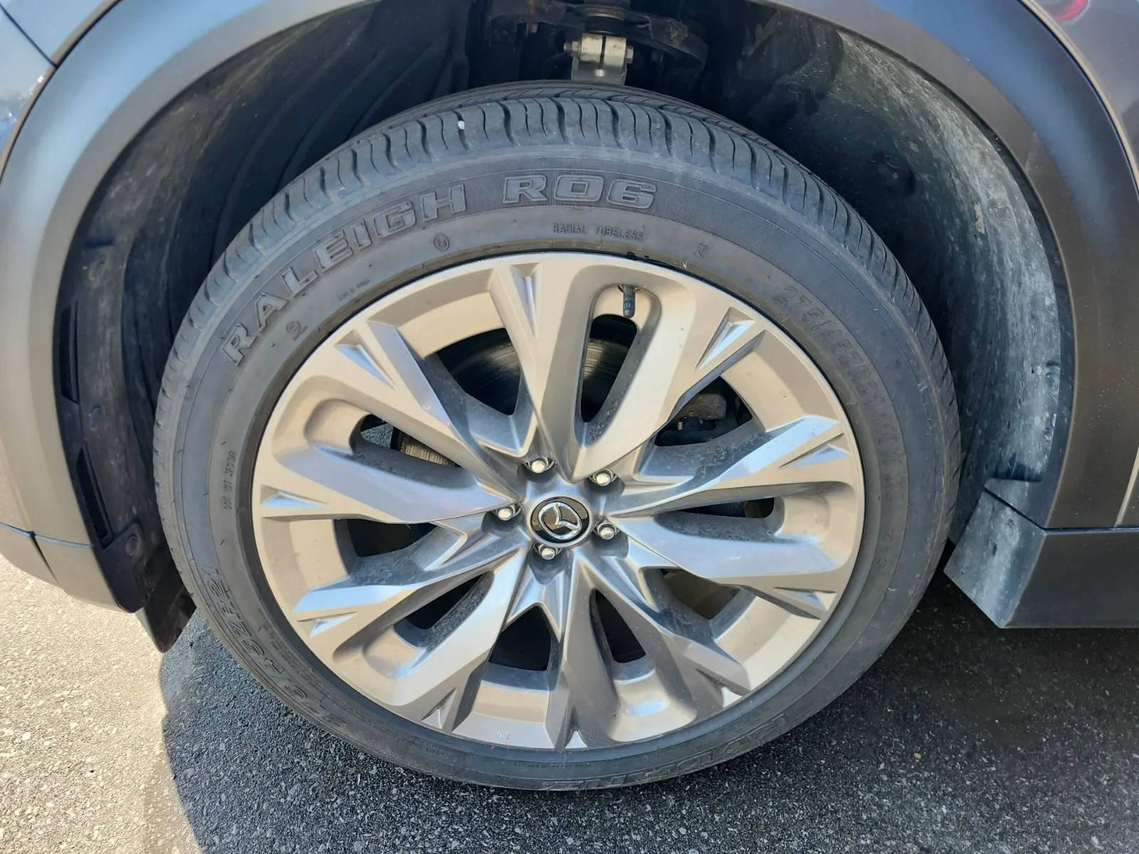 Front driver wheel/tire photo