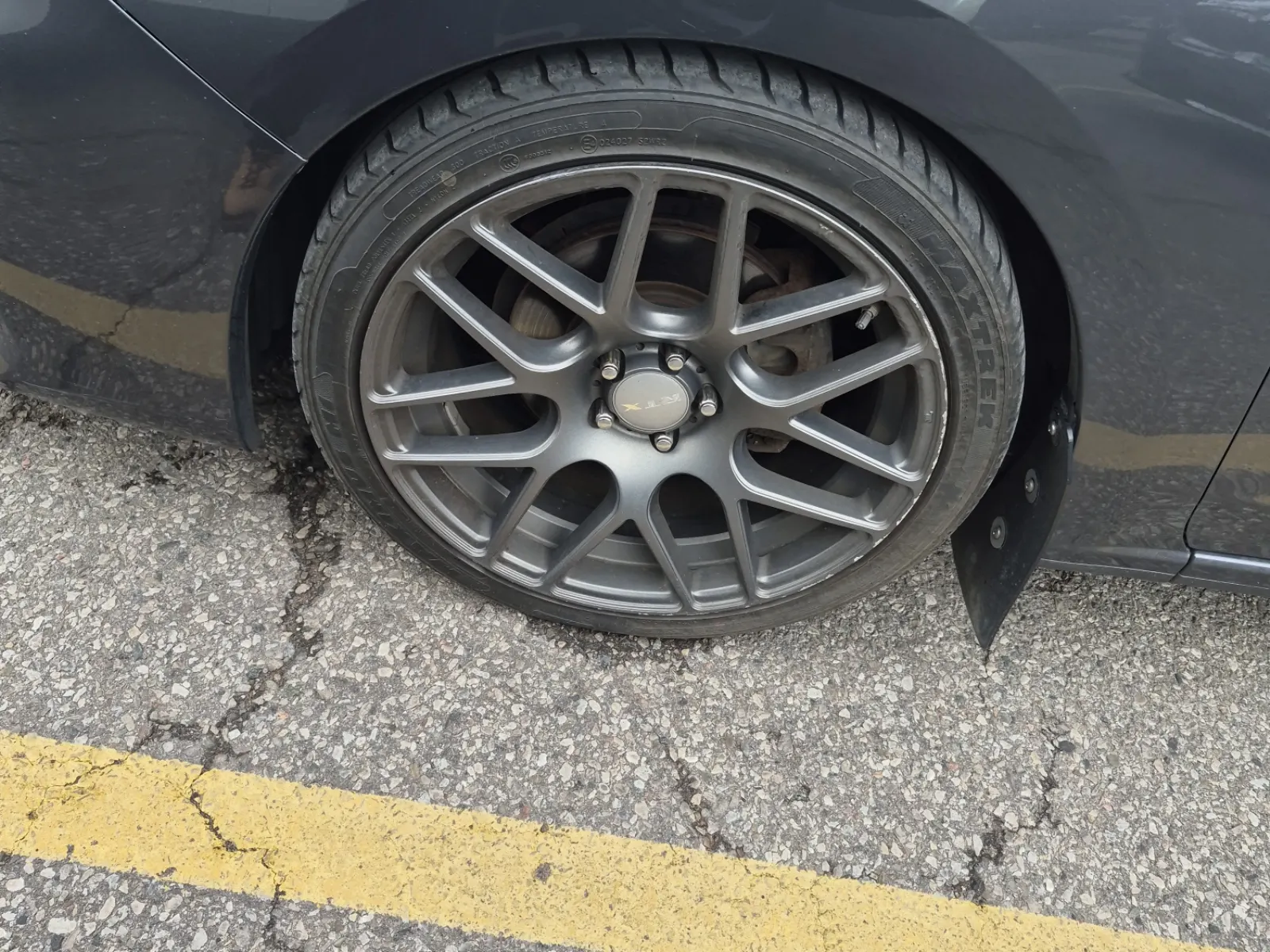 Front driver wheel/tire photo