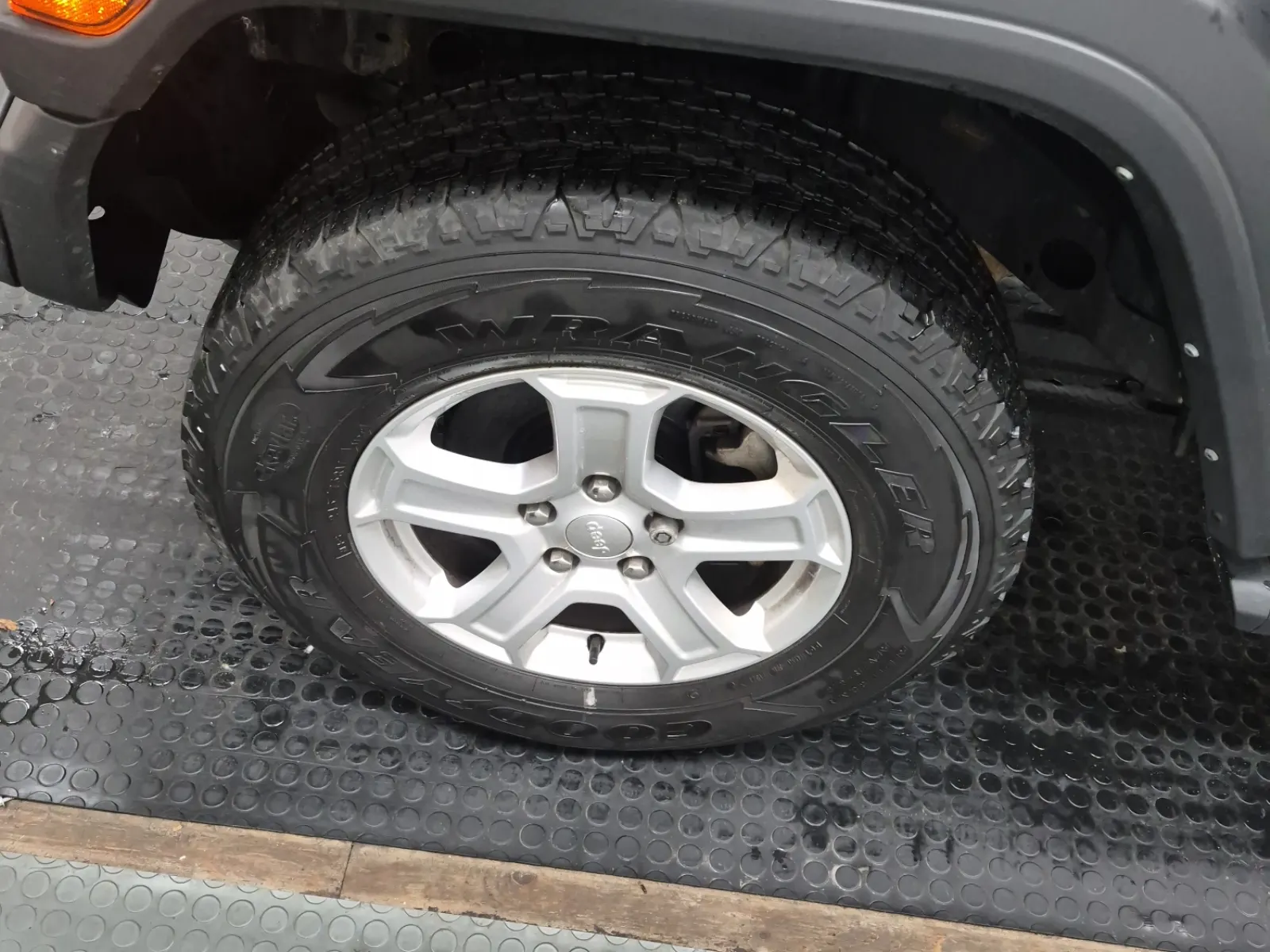Front driver wheel/tire photo