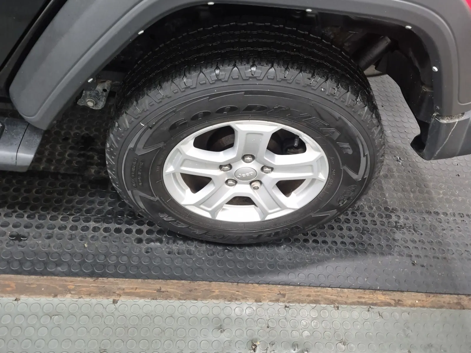 Left Rear Wheel/Tire Photo