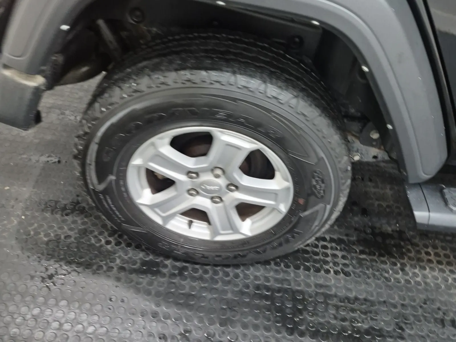 Right Rear Wheel/Tire Photo