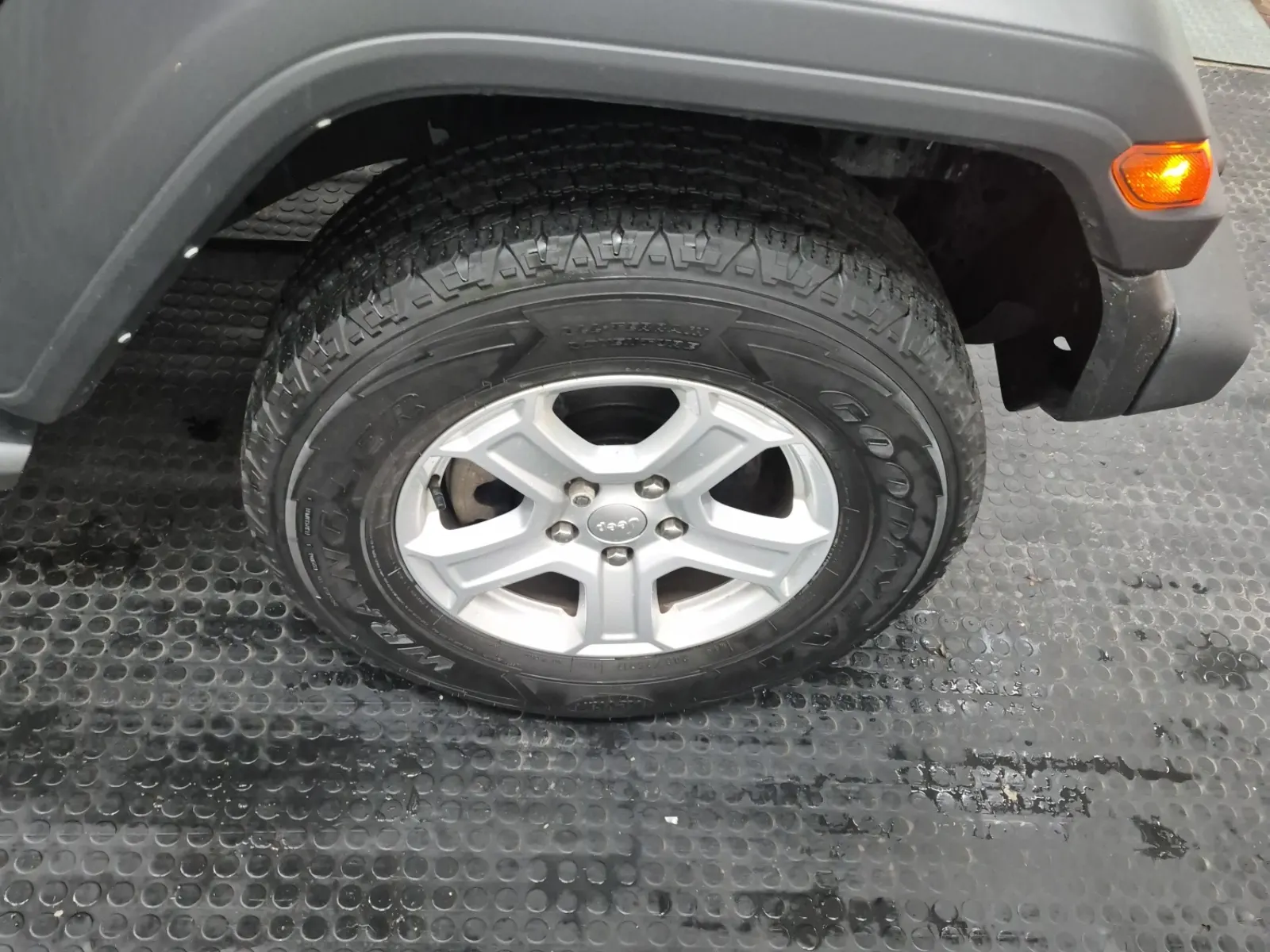 Right Front Wheel/Tire Photo