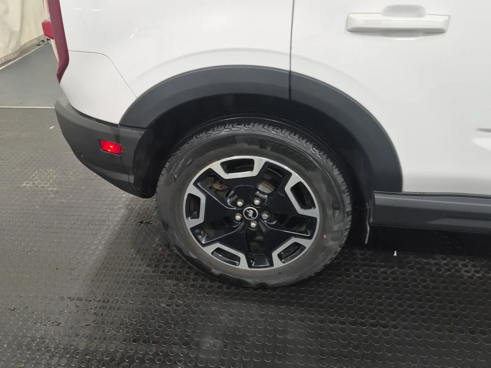 Right Rear Wheel/Tire Photo