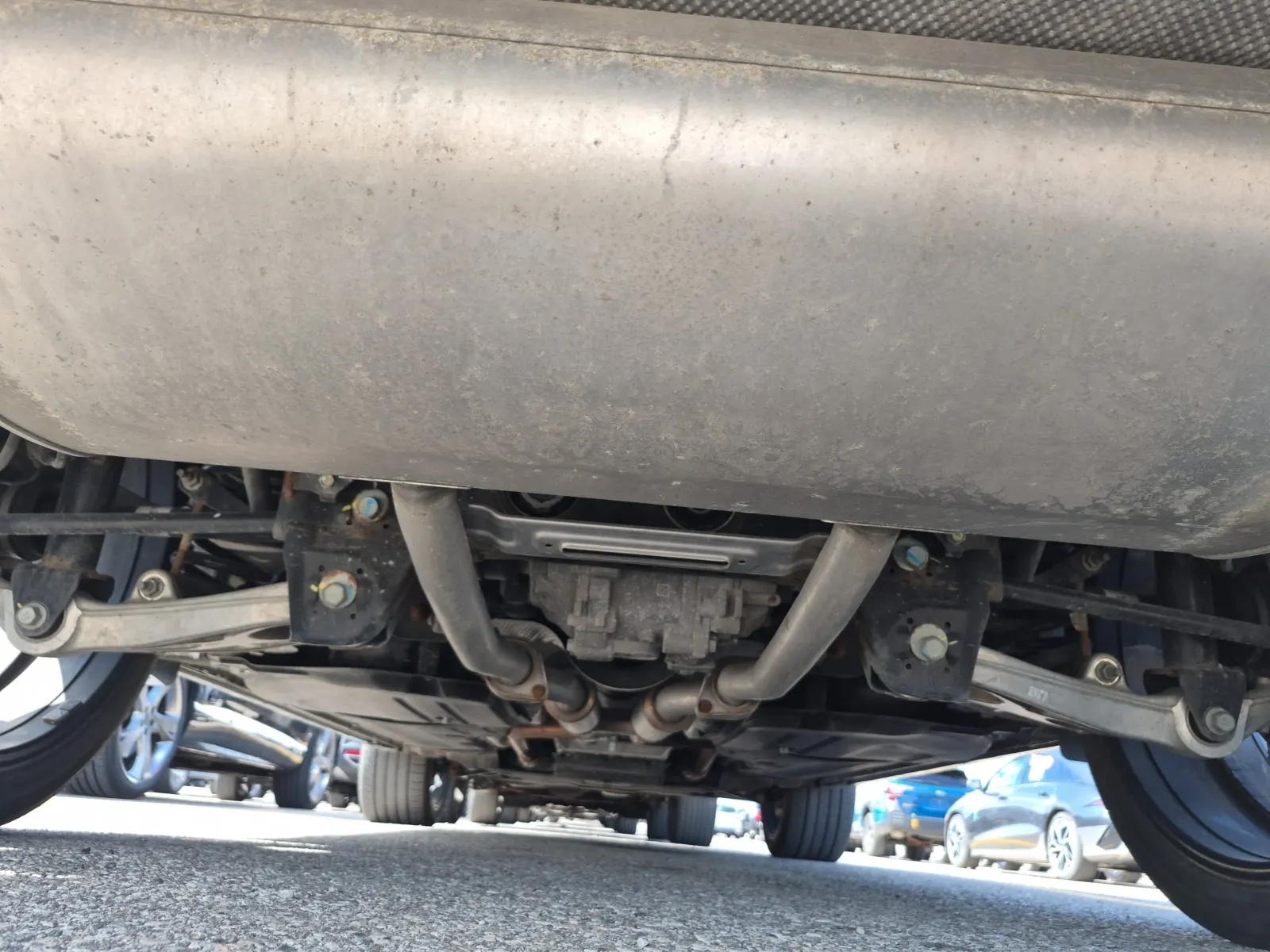 Undercarriage - Rear Photo