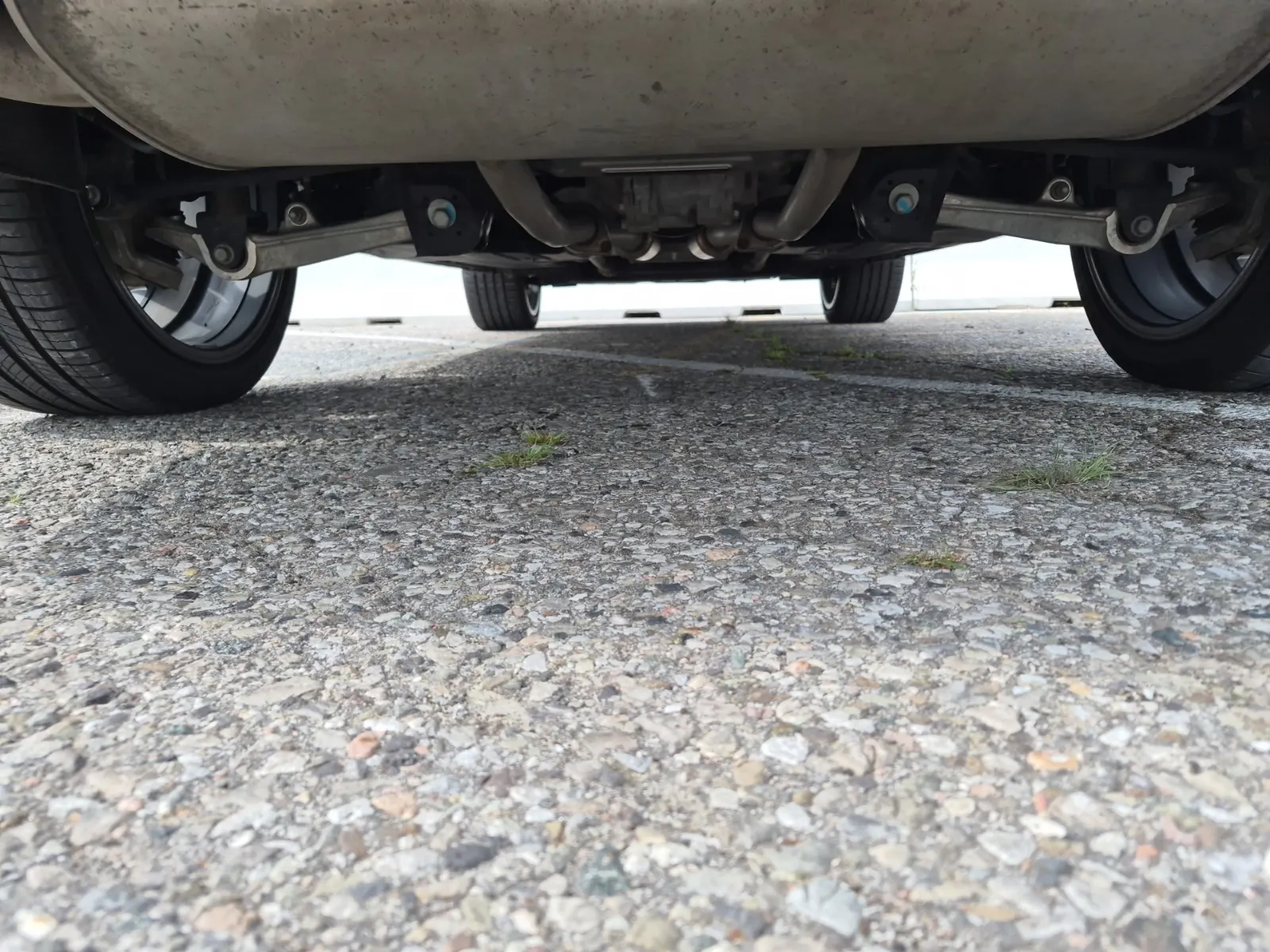 Undercarriage - Rear Photo