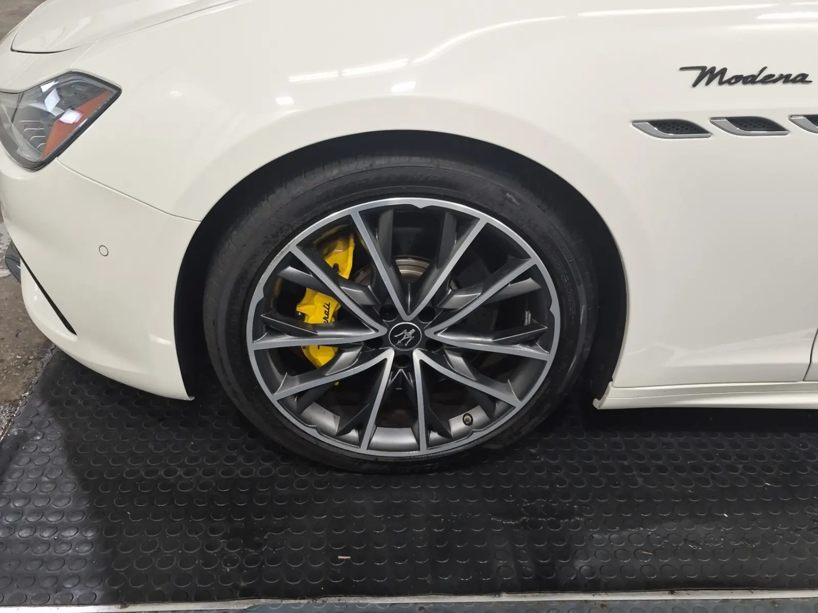 Front driver wheel/tire photo