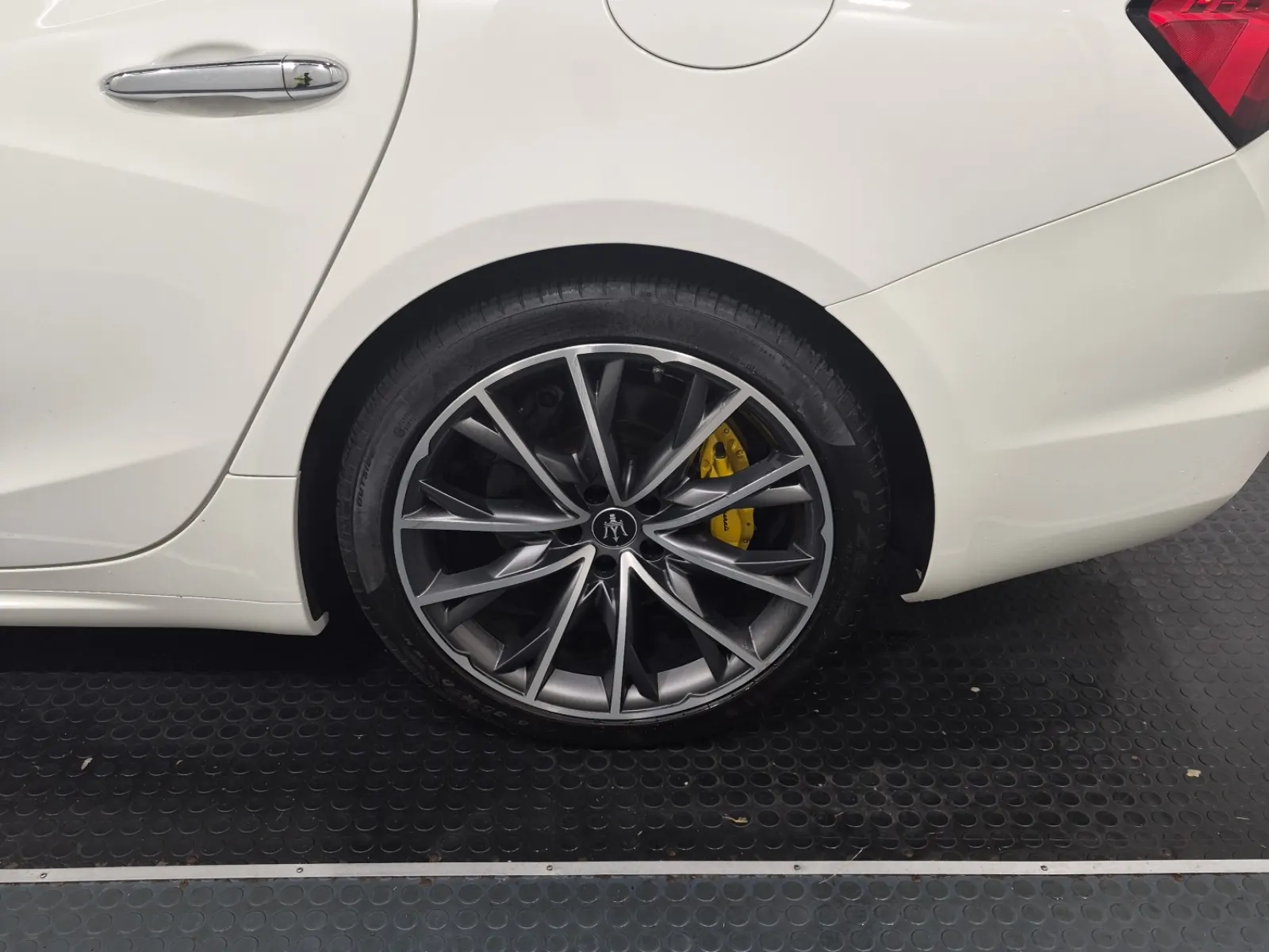 Left Rear Wheel/Tire Photo