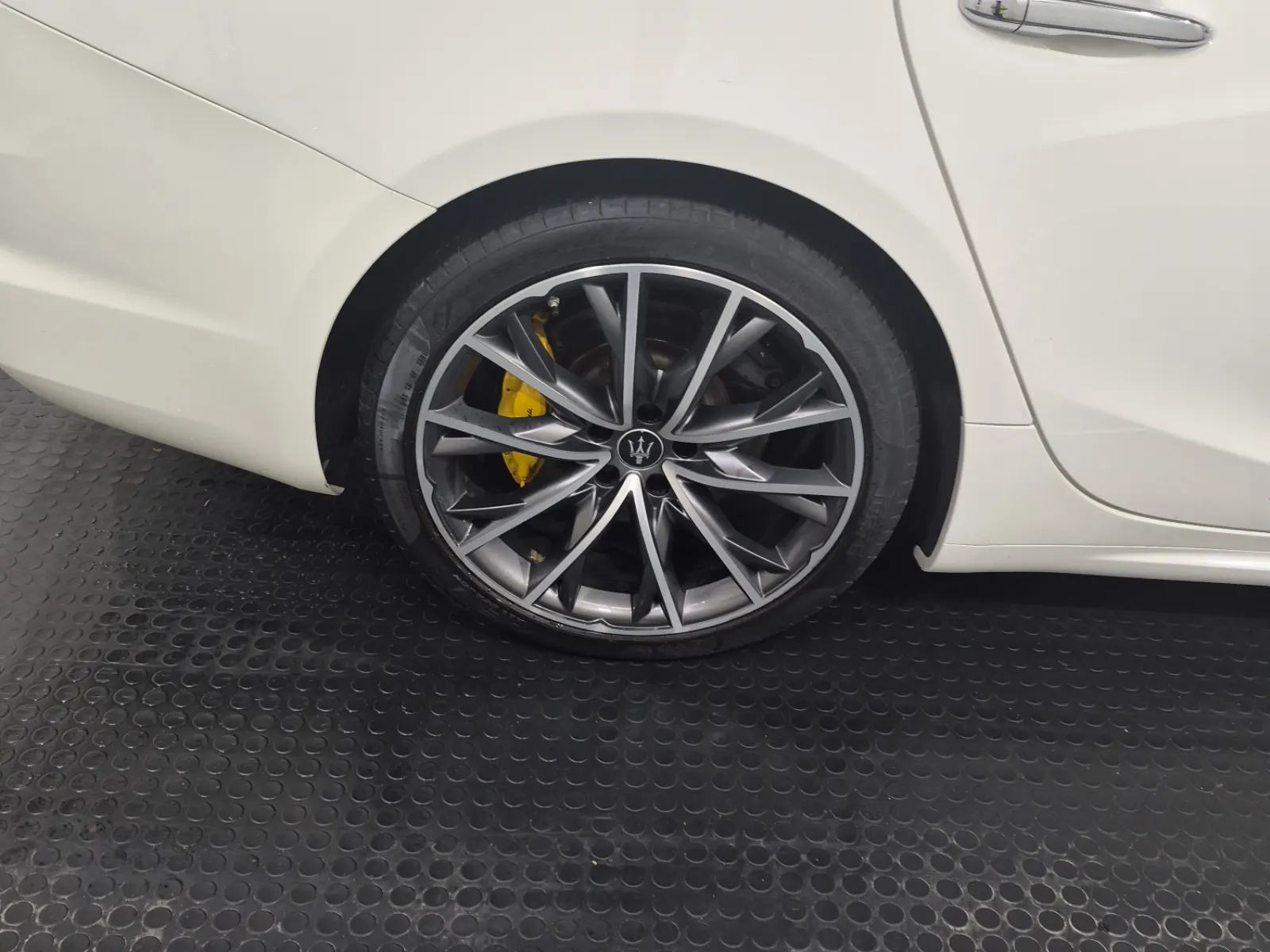 Right Rear Wheel/Tire Photo