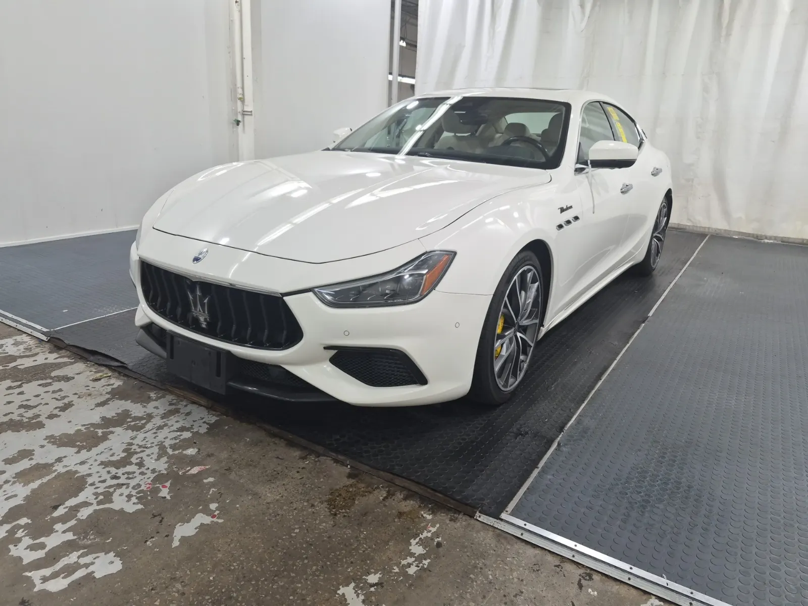 Front driver 3/4 photo